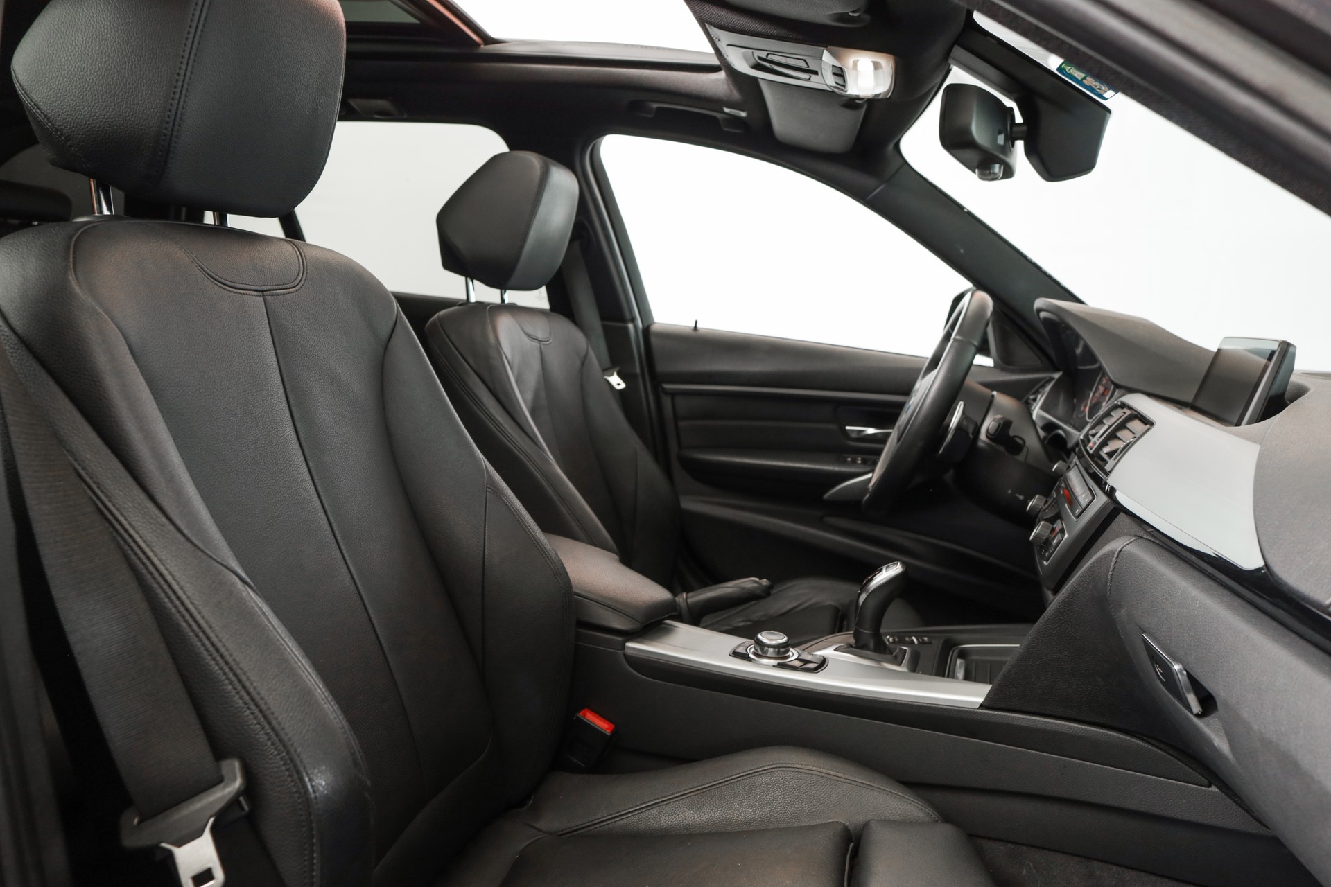BMW 335i xDrive Touring Steptronic Navigation Professional / Caméra de recul / Accès confort-image-13
