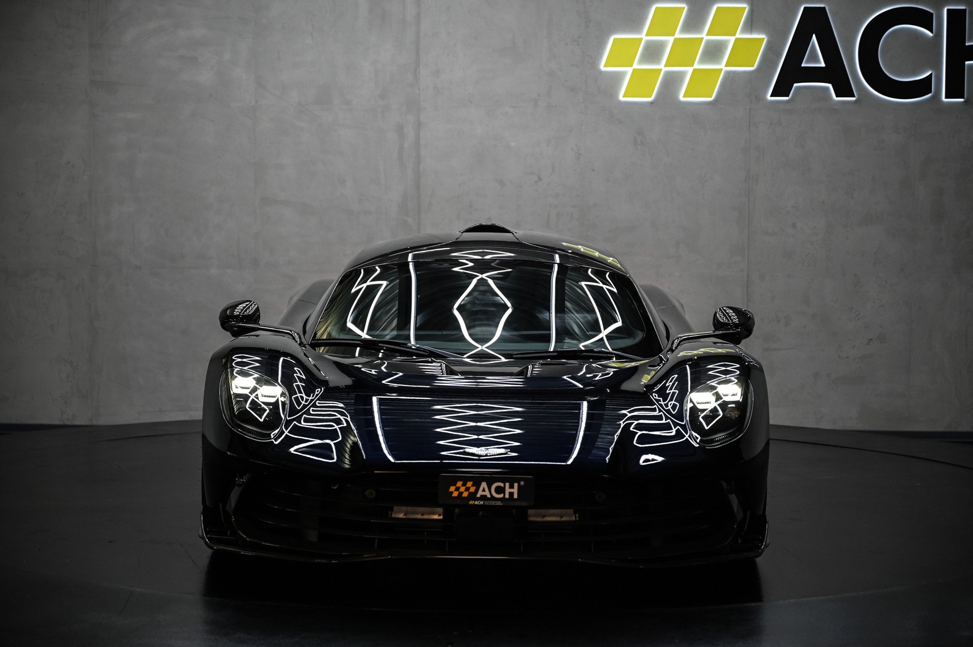 ASTON MARTIN Valhalla-showroom-element-1