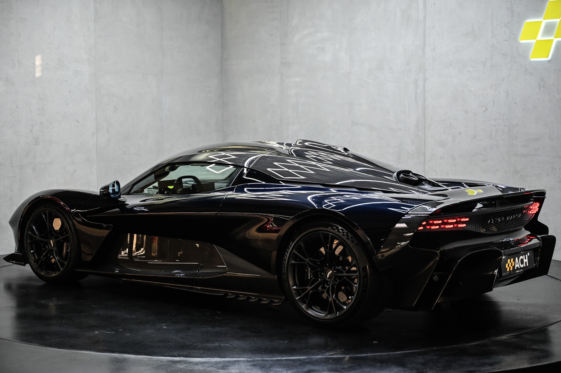 ASTON MARTIN Valhalla-showroom-element-3