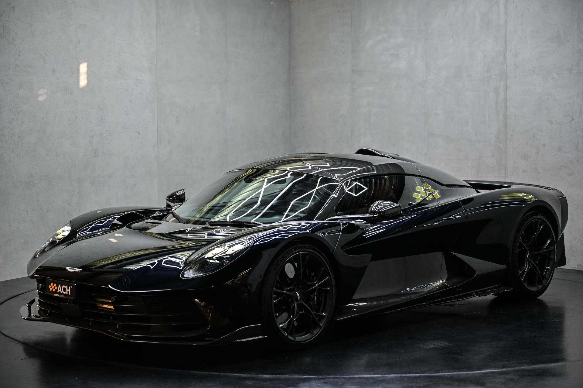 ASTON MARTIN Valhalla-showroom-element-2