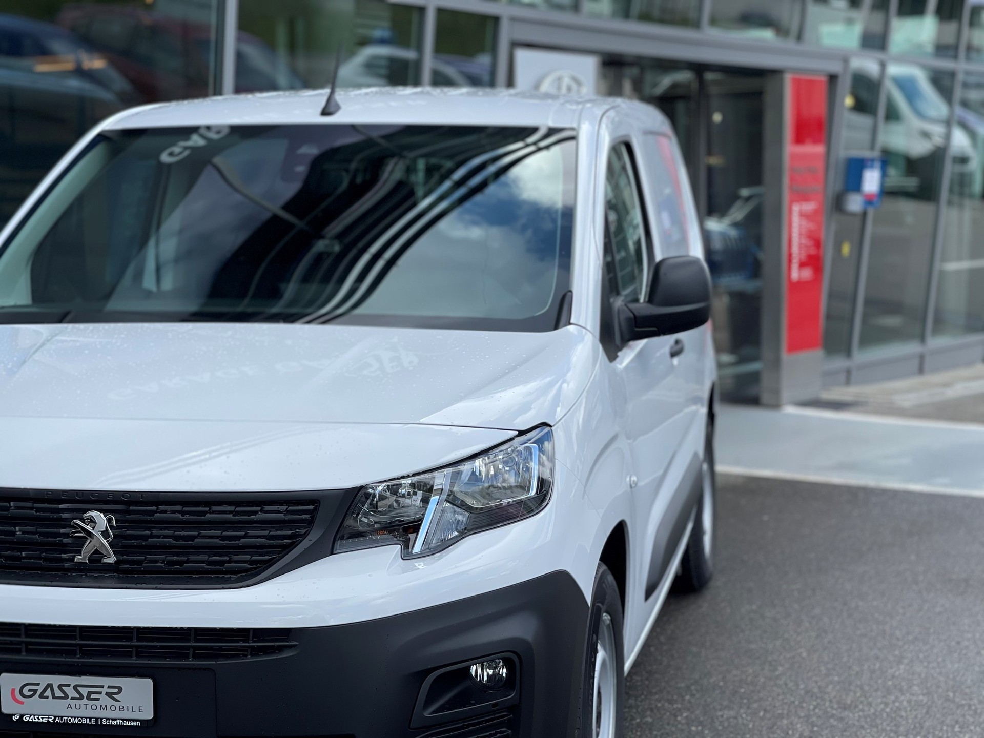 PEUGEOT e-Partner 50kWh Premium-showroom-element-3