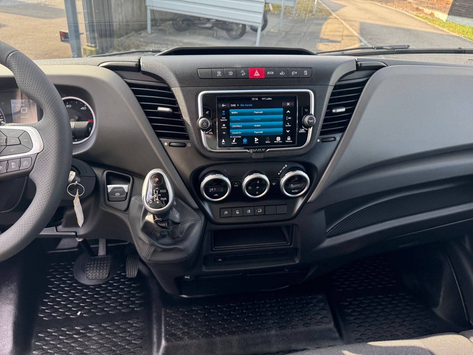 IVECO Daily Brücke m.Verdeck+Hebebühne-image-10