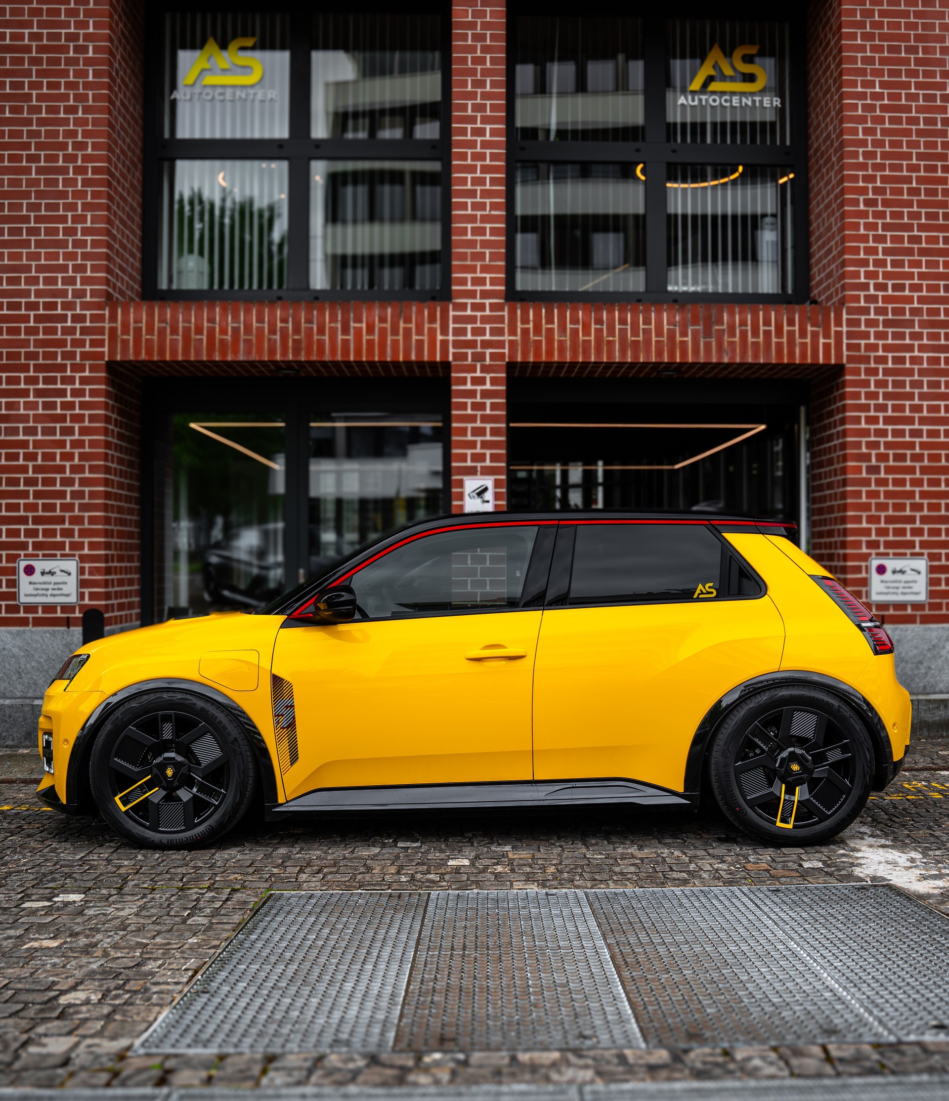 RENAULT R5 E-Tech Comfort Range 52 kWh Iconic Five | KW Tieferlegung-showroom-element-1