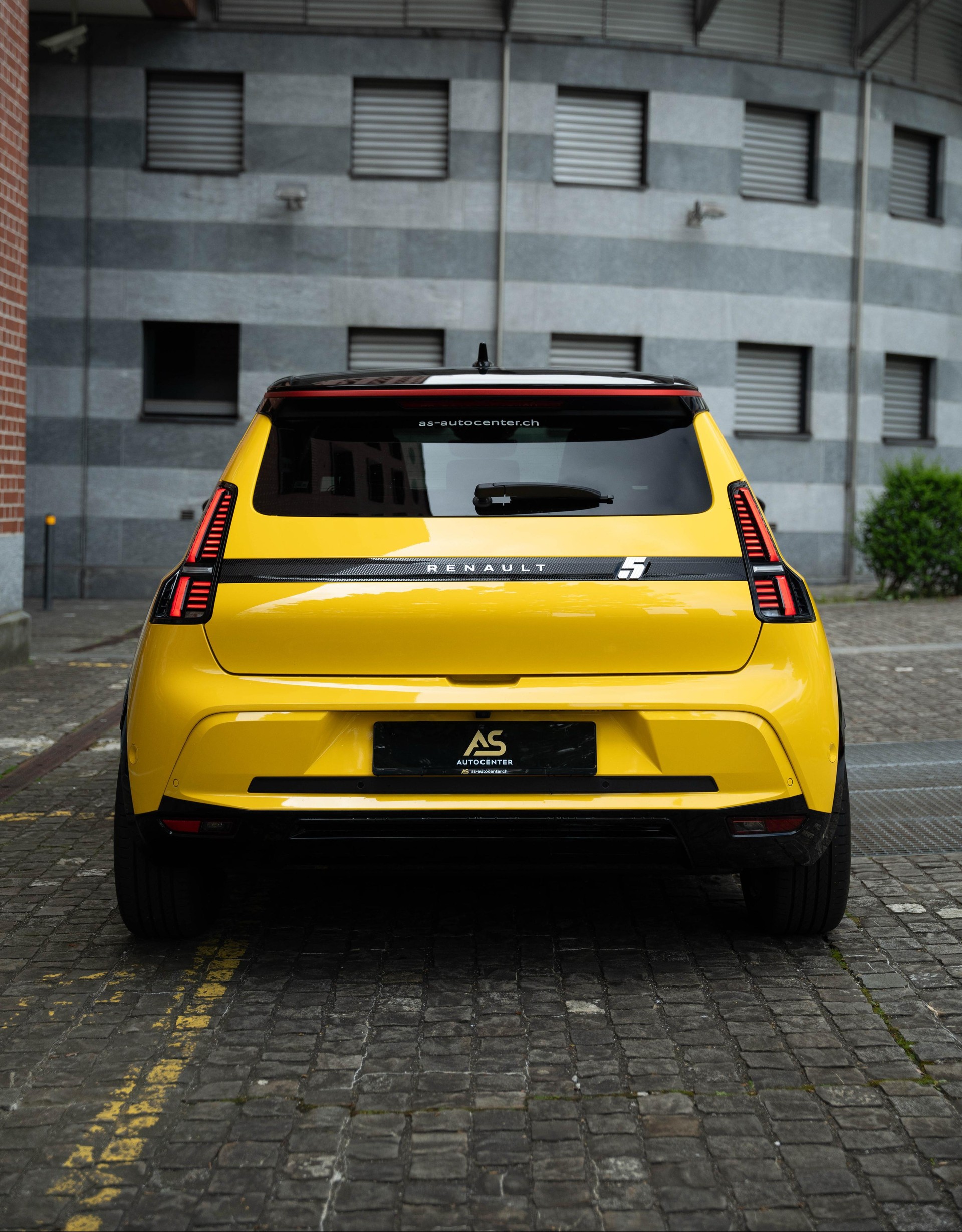 RENAULT R5 E-Tech Comfort Range 52 kWh Iconic Five | KW Tieferlegung-showroom-element-3