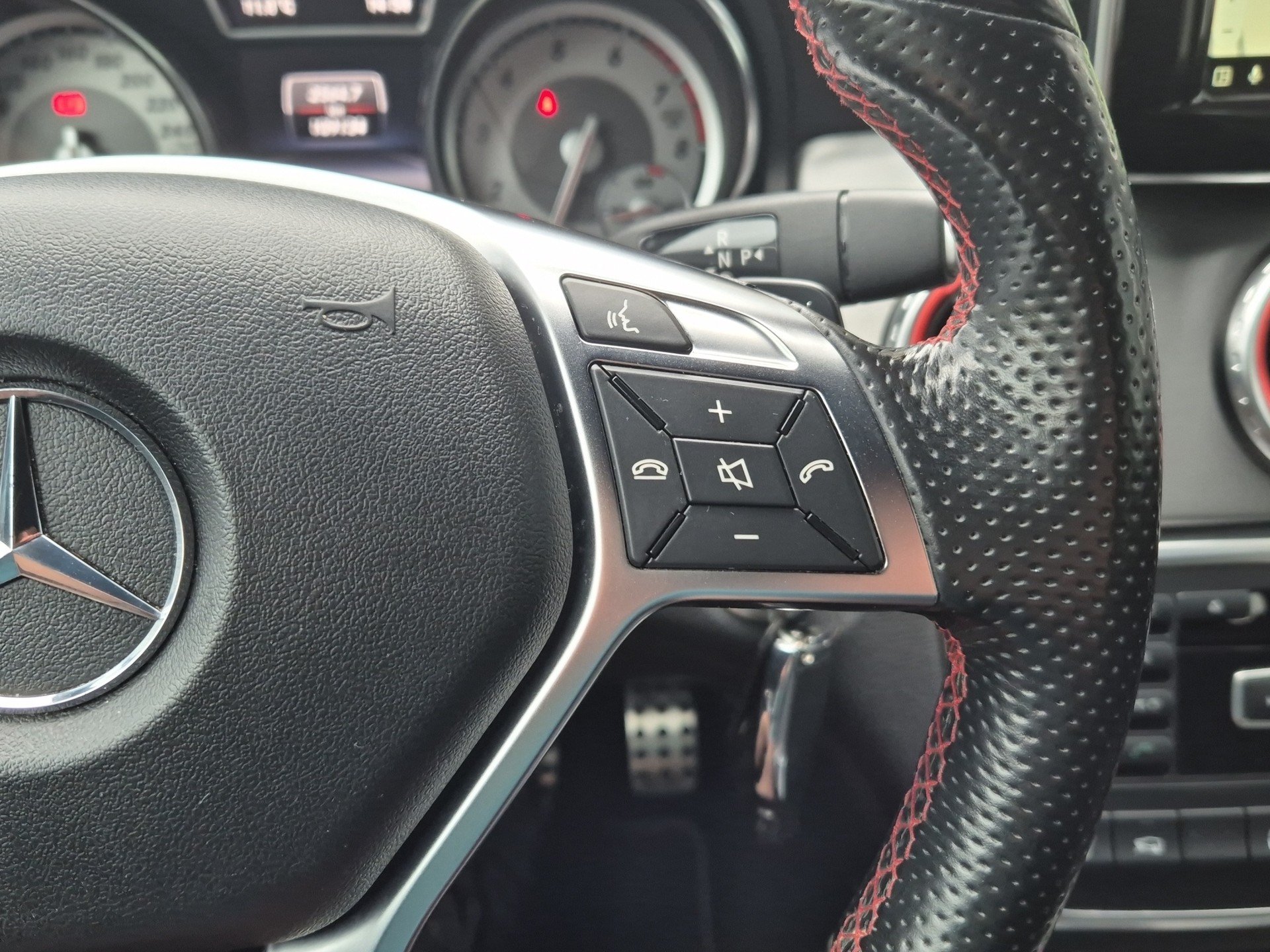 MERCEDES-BENZ GLA 250 AMG Line 4Matic 7G-DCT-image-14