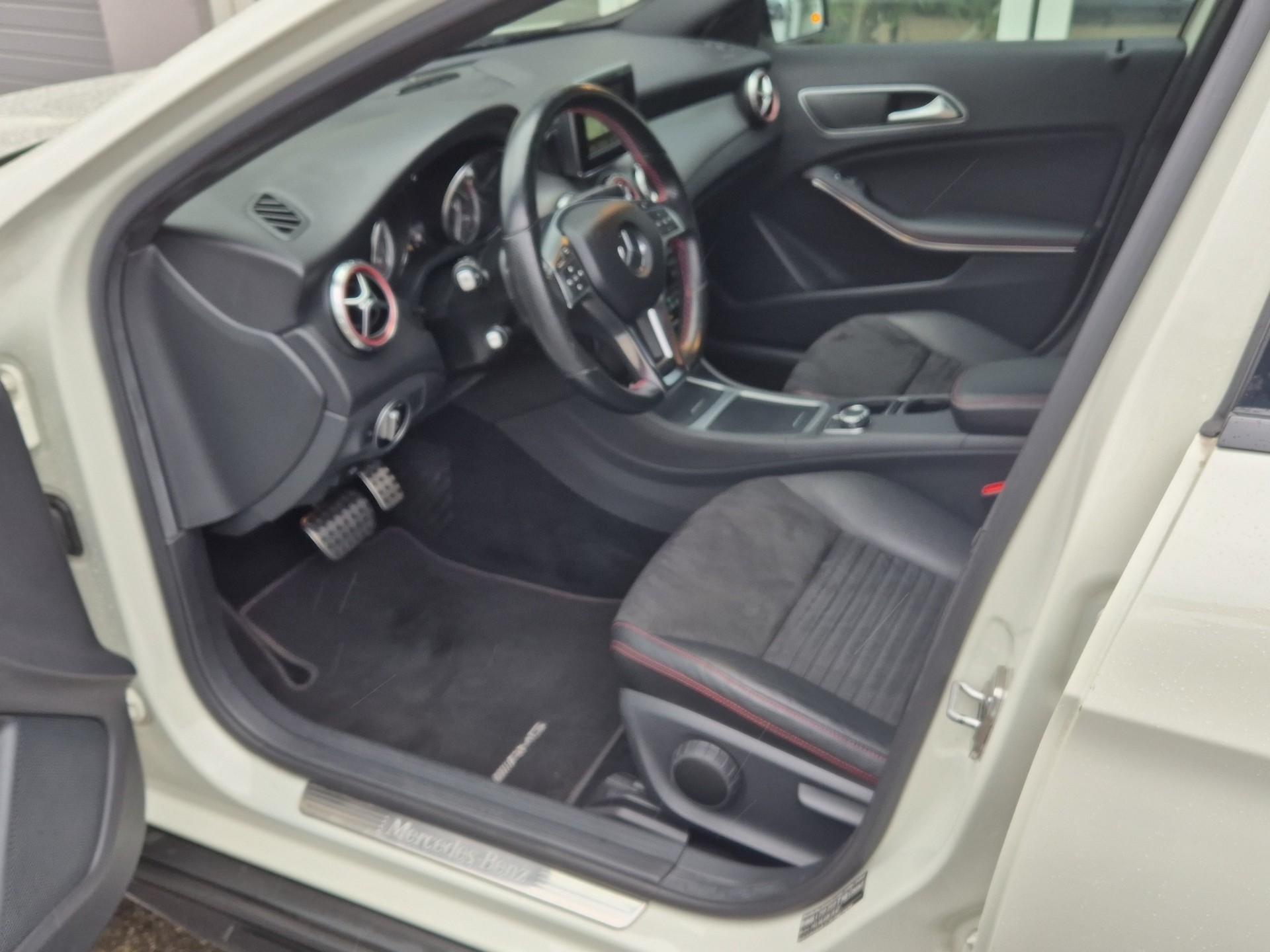 MERCEDES-BENZ GLA 250 AMG Line 4Matic 7G-DCT-image-9