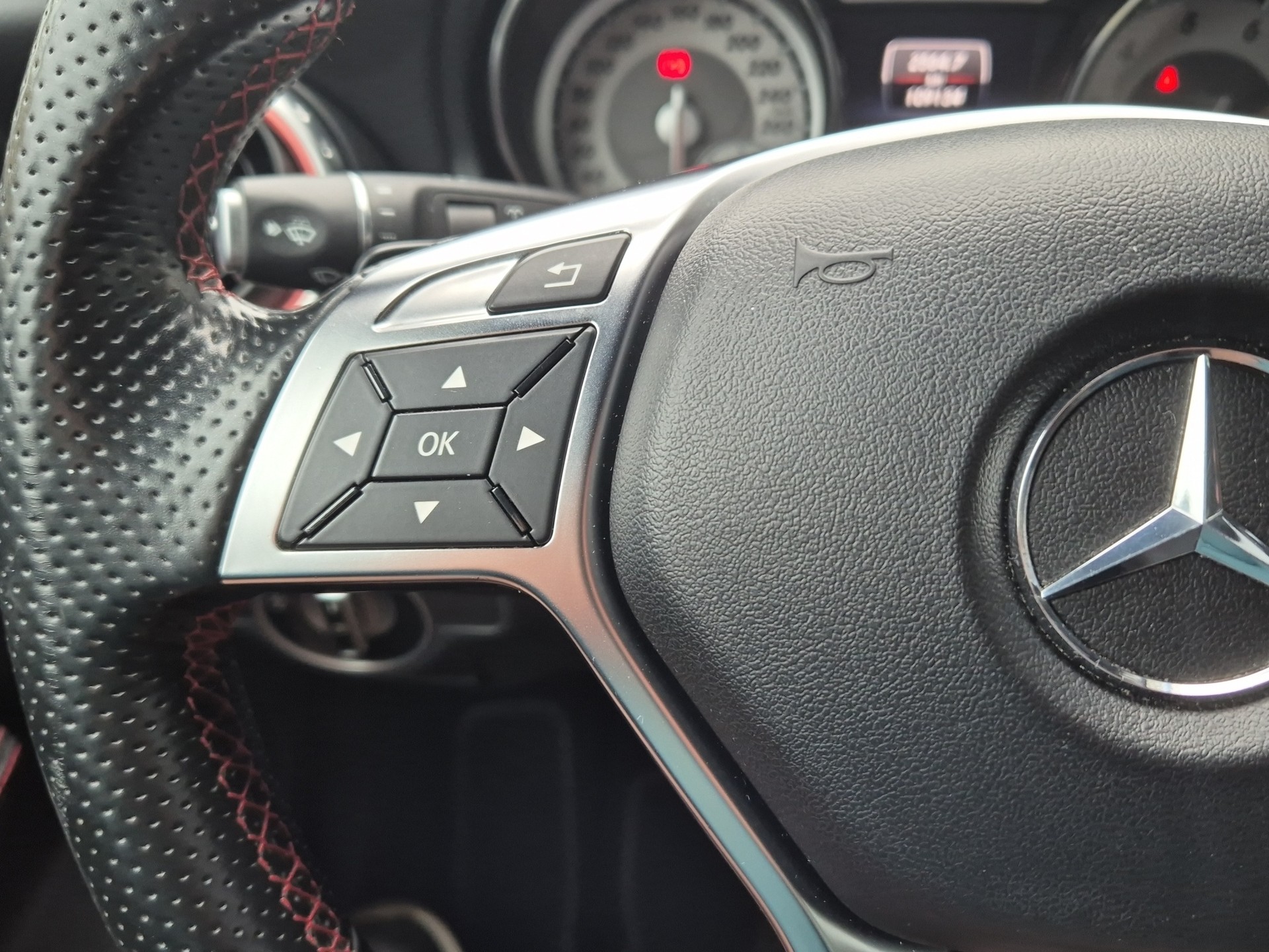MERCEDES-BENZ GLA 250 AMG Line 4Matic 7G-DCT-image-15