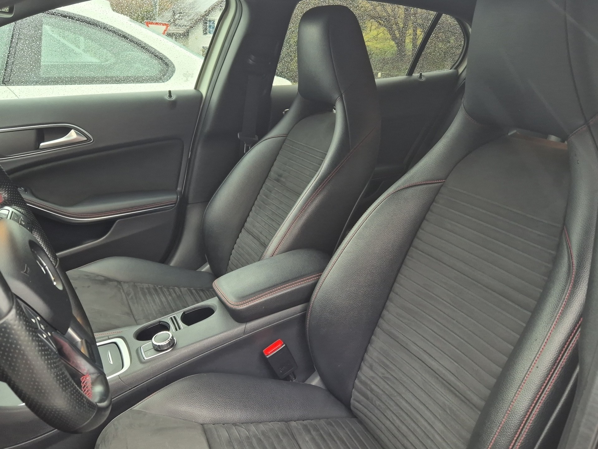 MERCEDES-BENZ GLA 250 AMG Line 4Matic 7G-DCT-image-11