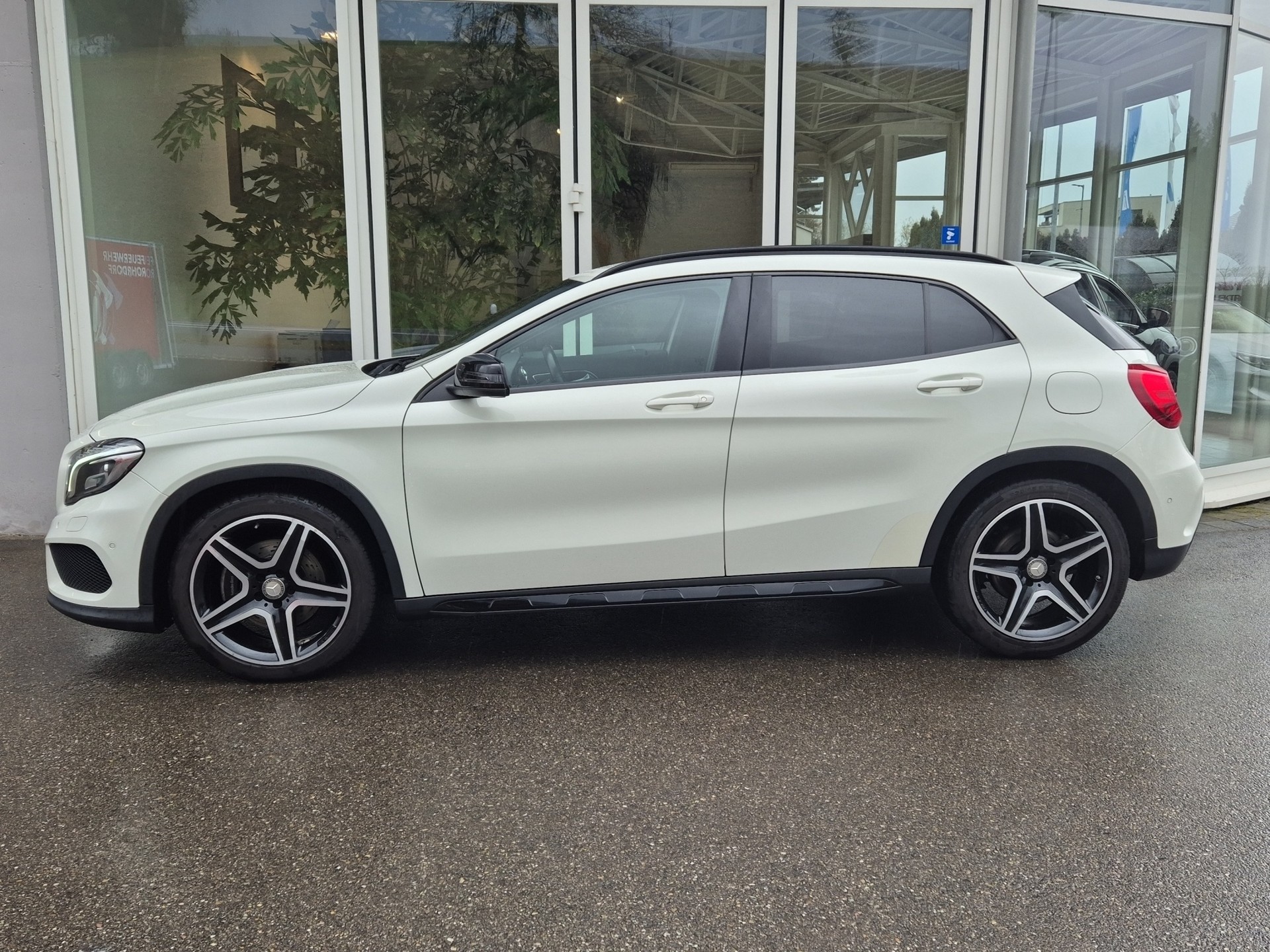 MERCEDES-BENZ GLA 250 AMG Line 4Matic 7G-DCT-showroom-element-3