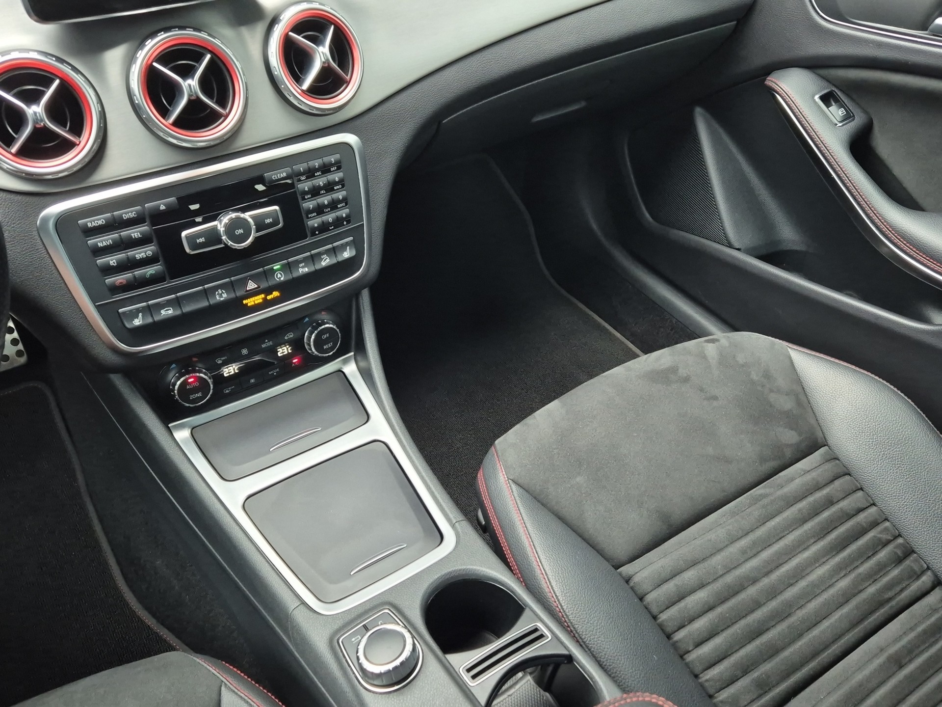 MERCEDES-BENZ GLA 250 AMG Line 4Matic 7G-DCT-image-12