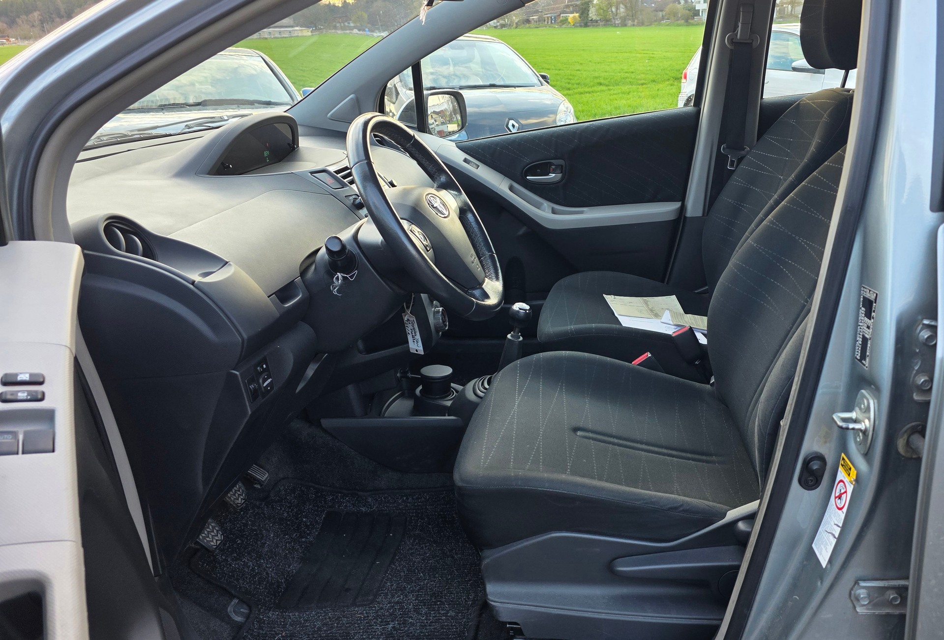 TOYOTA Yaris 1.3 Linea Sol-image-5
