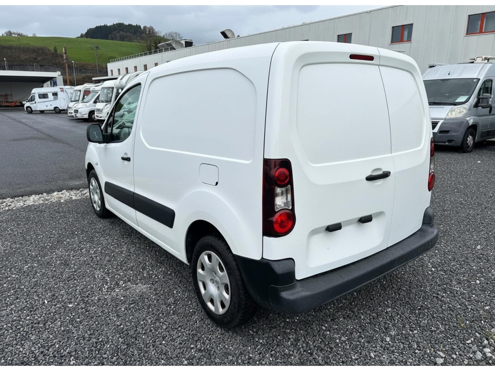 PEUGEOT Partner 1.6 VTi Urban-image-5
