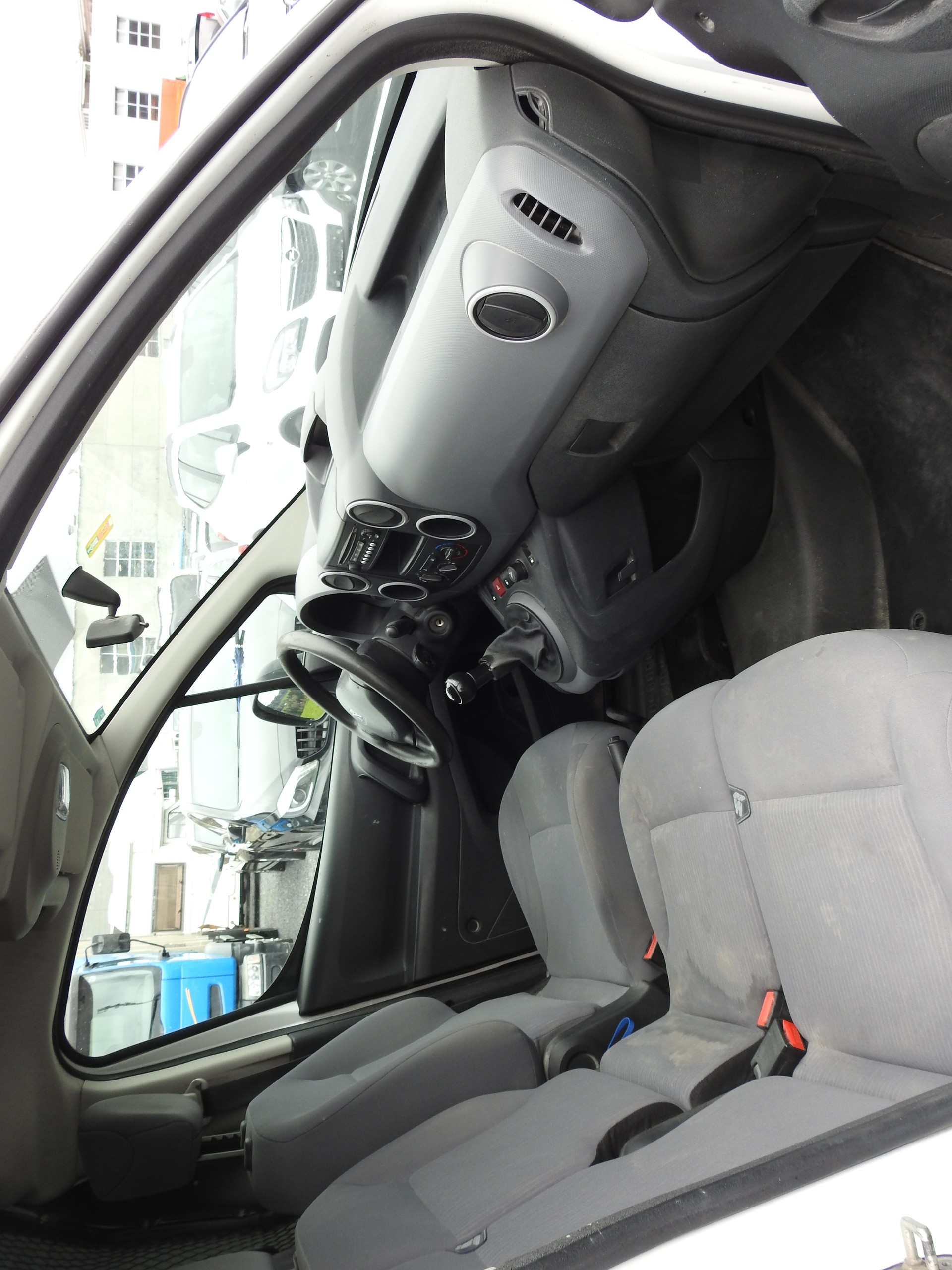 PEUGEOT Partner 1.6 VTi Urban-image-9