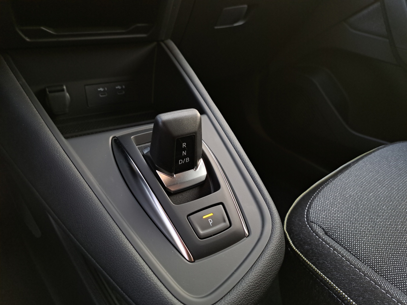 MITSUBISHI Grandis 1.8 HEV Intense-image-12
