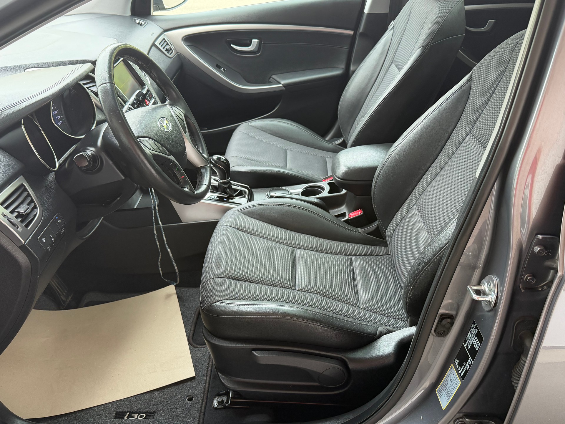 HYUNDAI i30 Wagon 1.6 CRDi Style Automatic-image-9