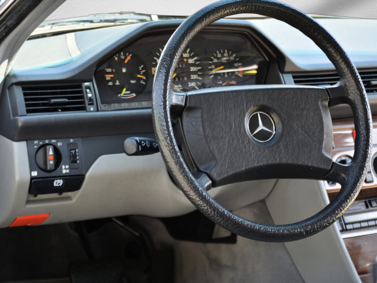 MERCEDES-BENZ 300 CE Veteranenfahrzeug ab MFK-image-11