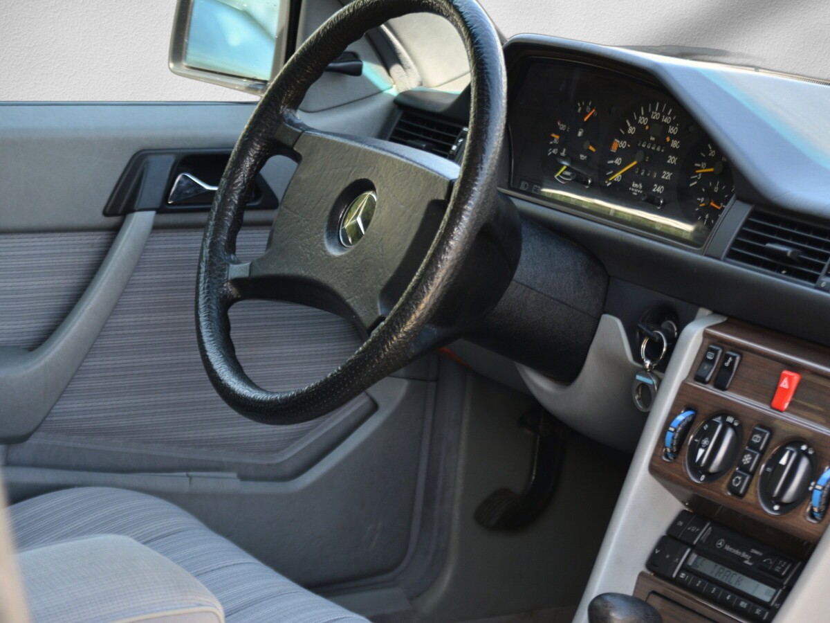 MERCEDES-BENZ 300 CE Veteranenfahrzeug ab MFK-image-10