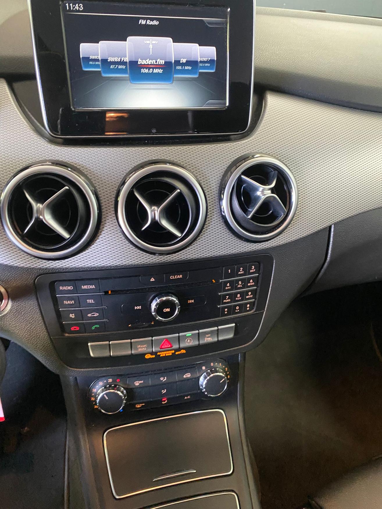 MERCEDES-BENZ B 180 d AMG Line-image-15