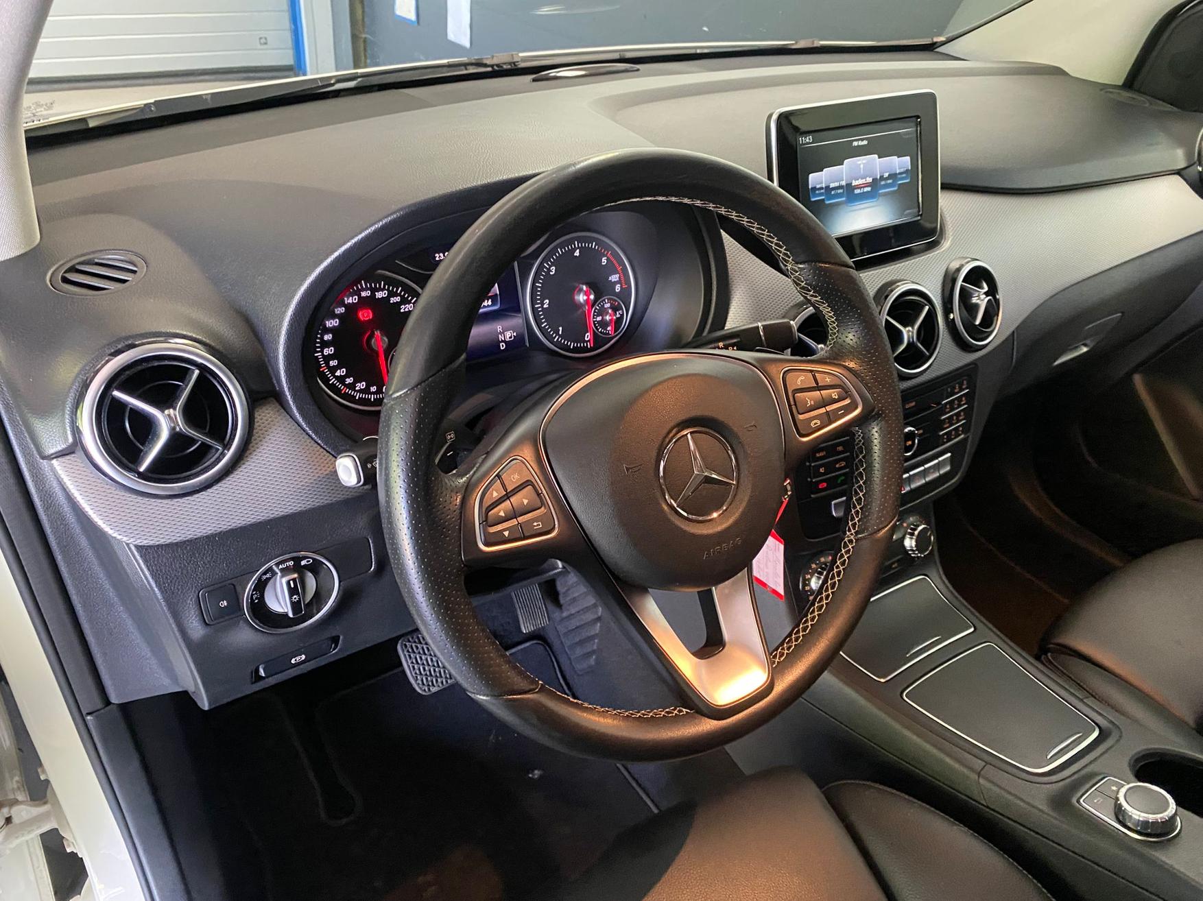MERCEDES-BENZ B 180 d AMG Line-image-13