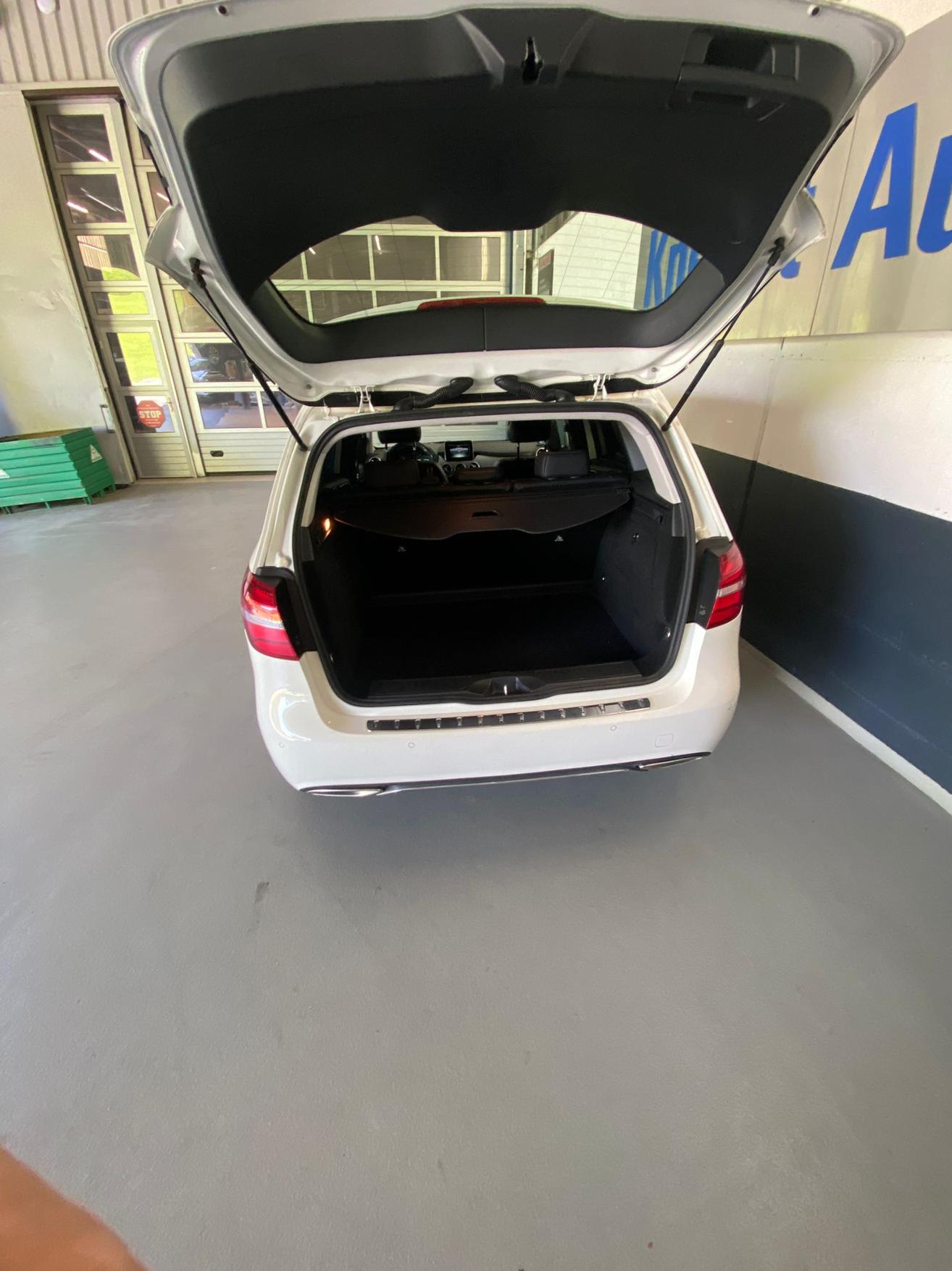 MERCEDES-BENZ B 180 d AMG Line-image-9