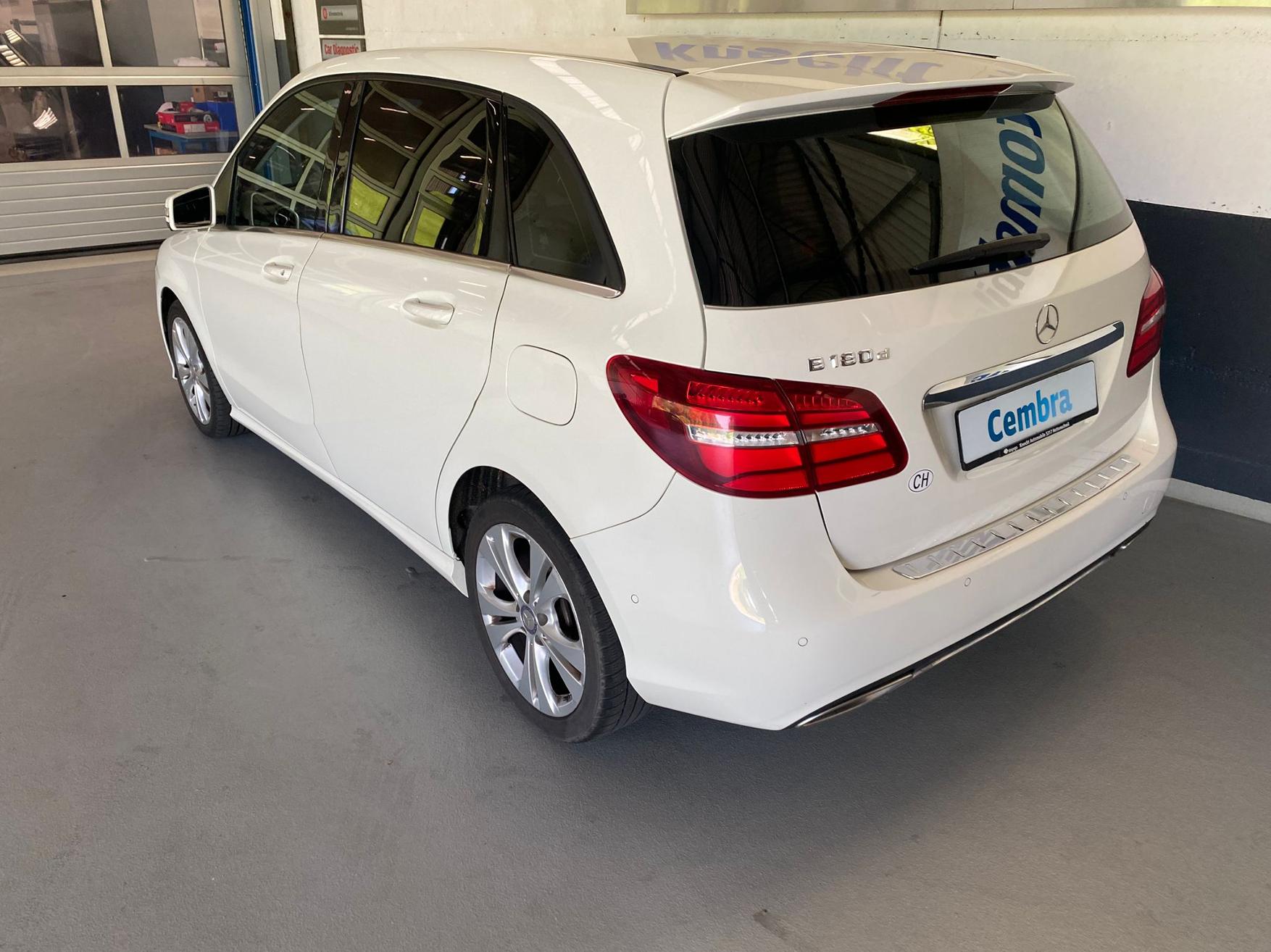 MERCEDES-BENZ B 180 d AMG Line-image-4