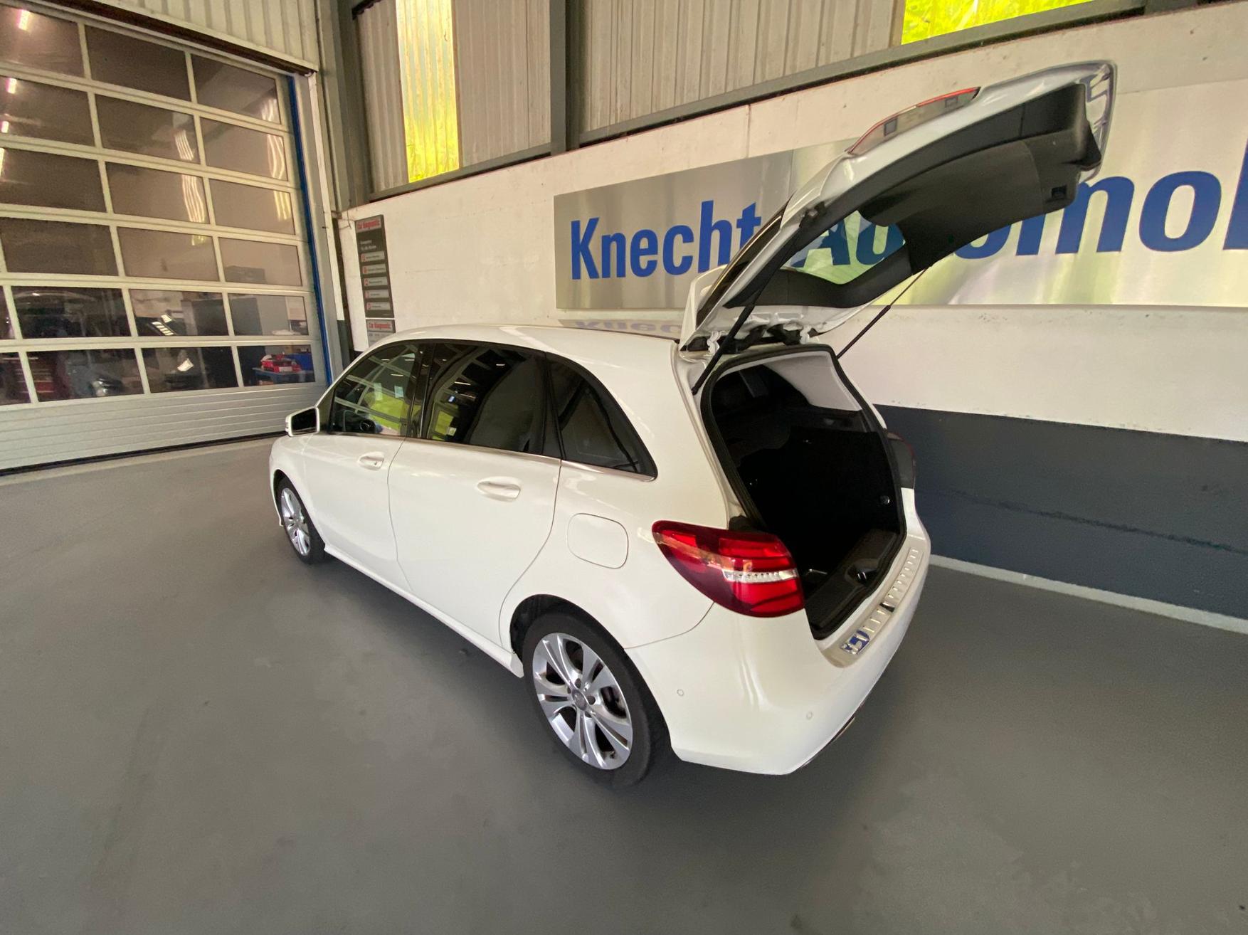MERCEDES-BENZ B 180 d AMG Line-image-7
