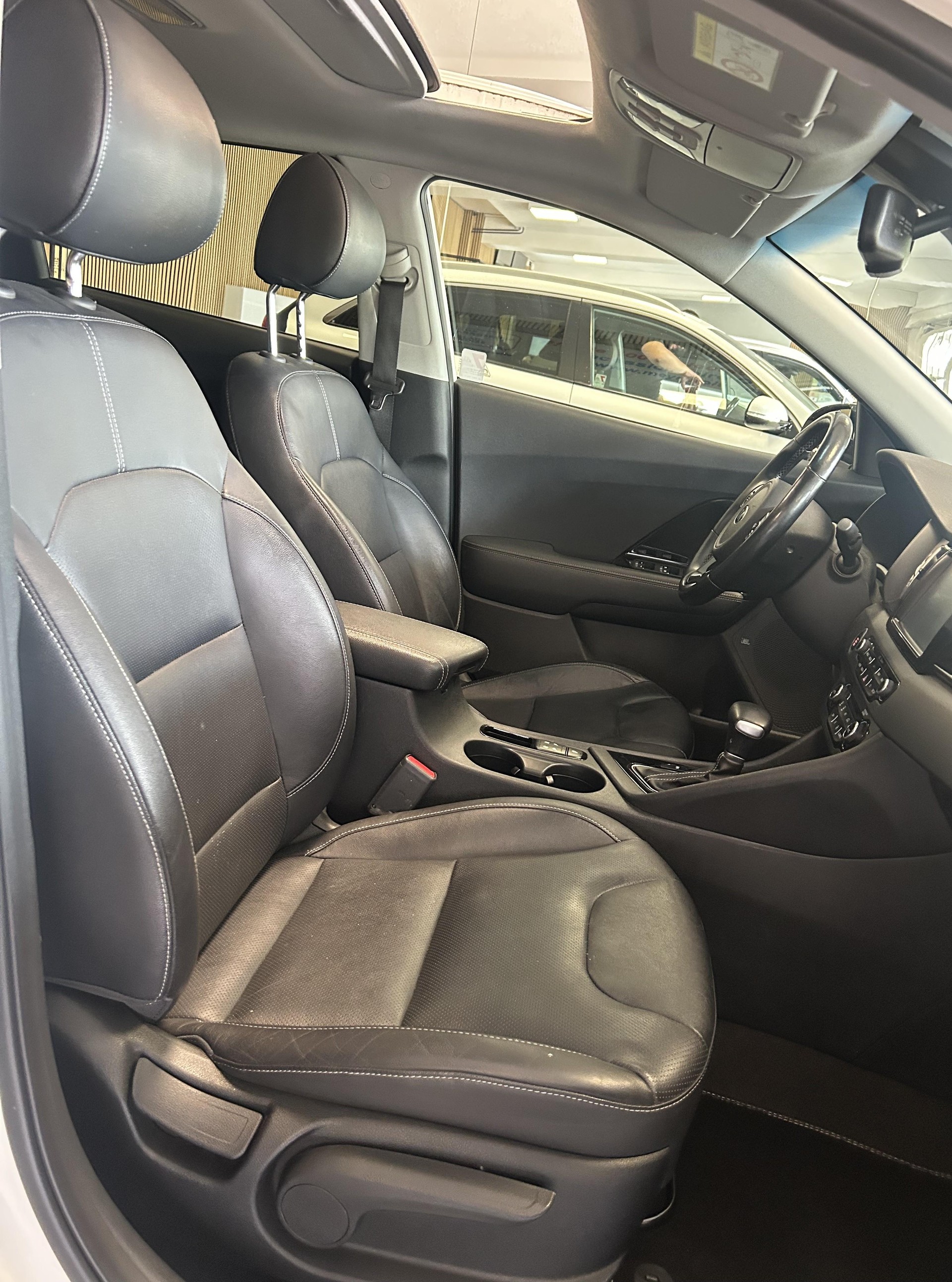 KIA Niro 1.6 GDi Plug-in Hybrid-image-14