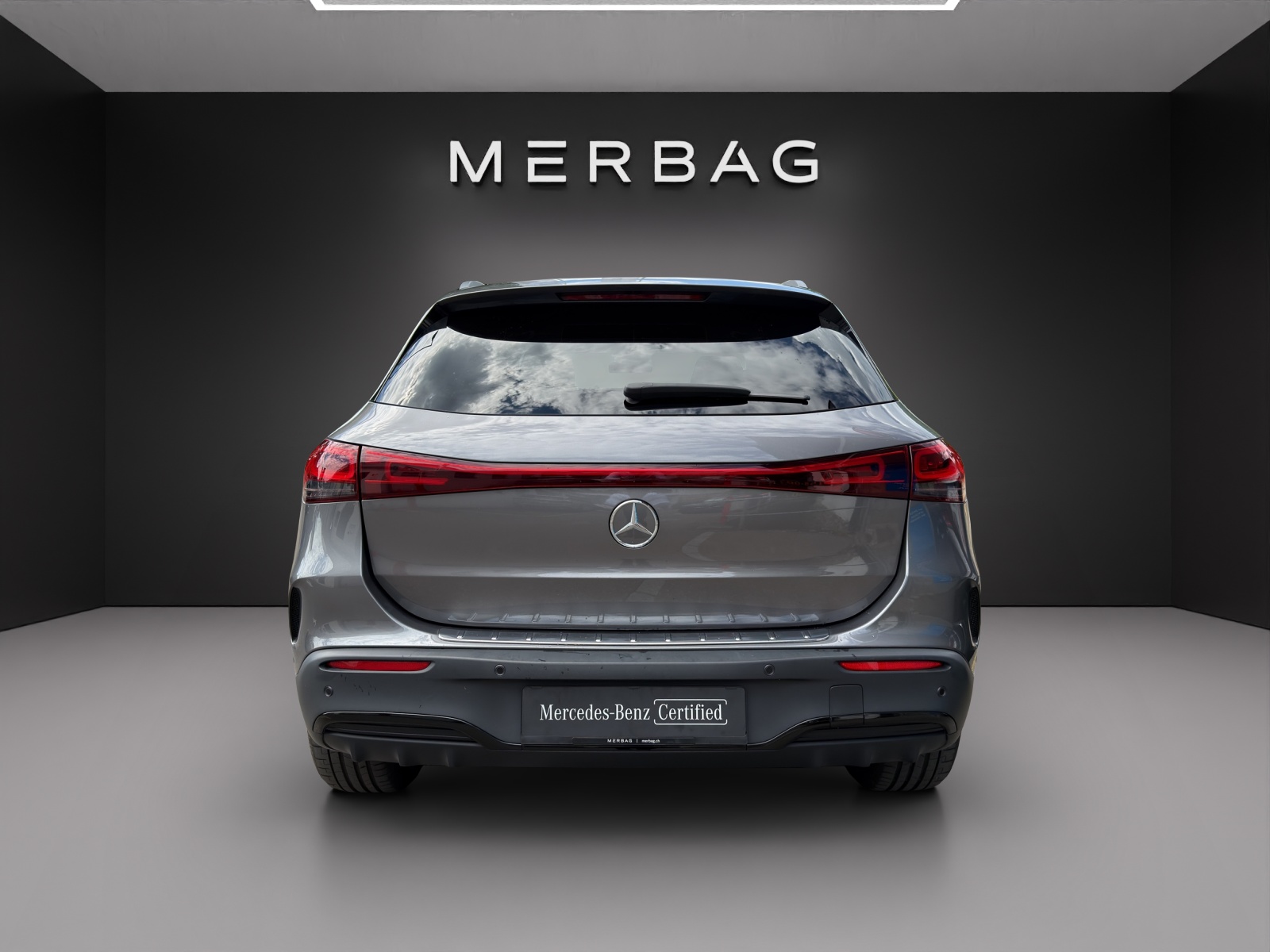MERCEDES-BENZ EQA 300 AMG Line 4Matic-image-3