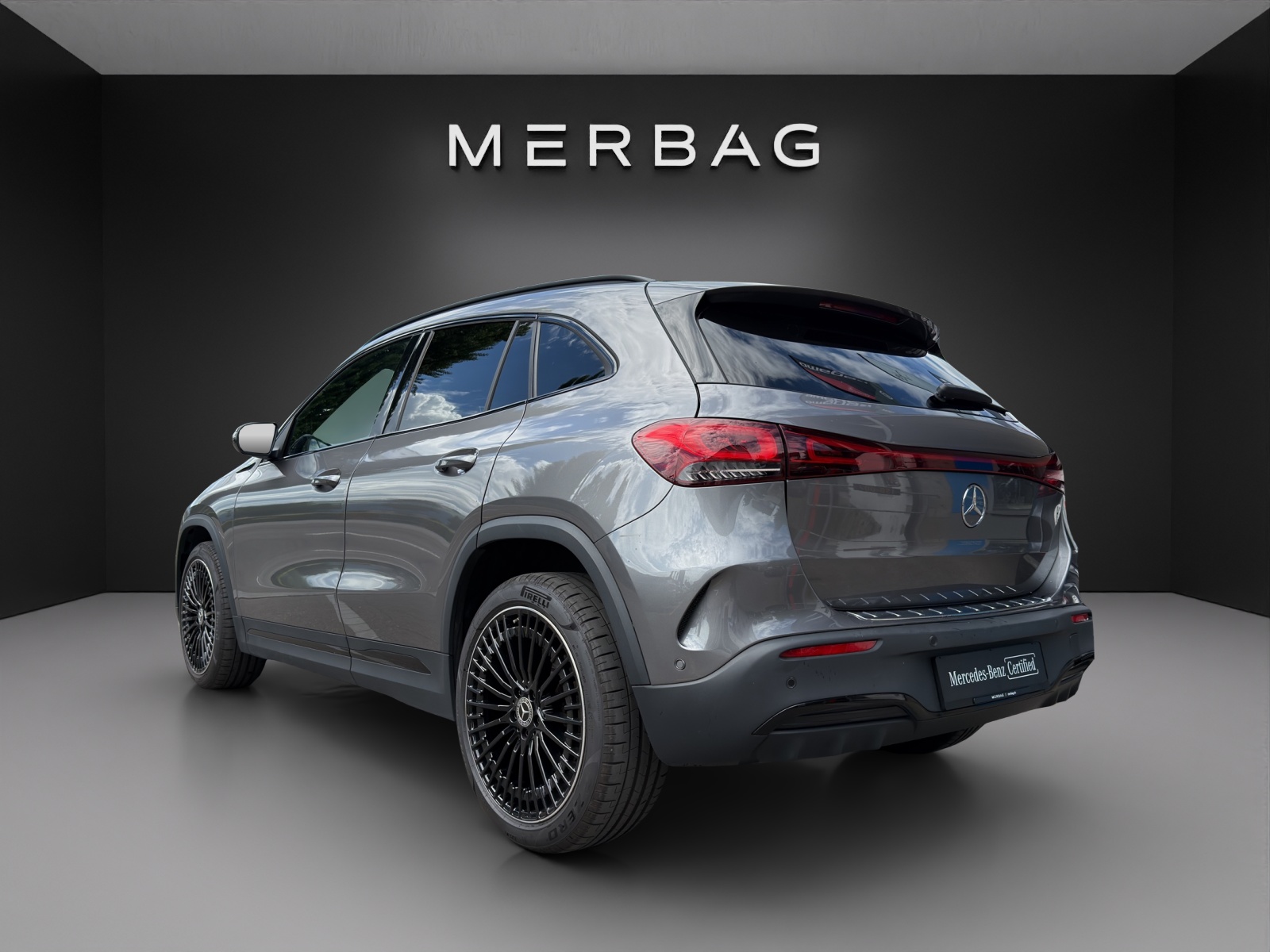 MERCEDES-BENZ EQA 300 AMG Line 4Matic-image-4