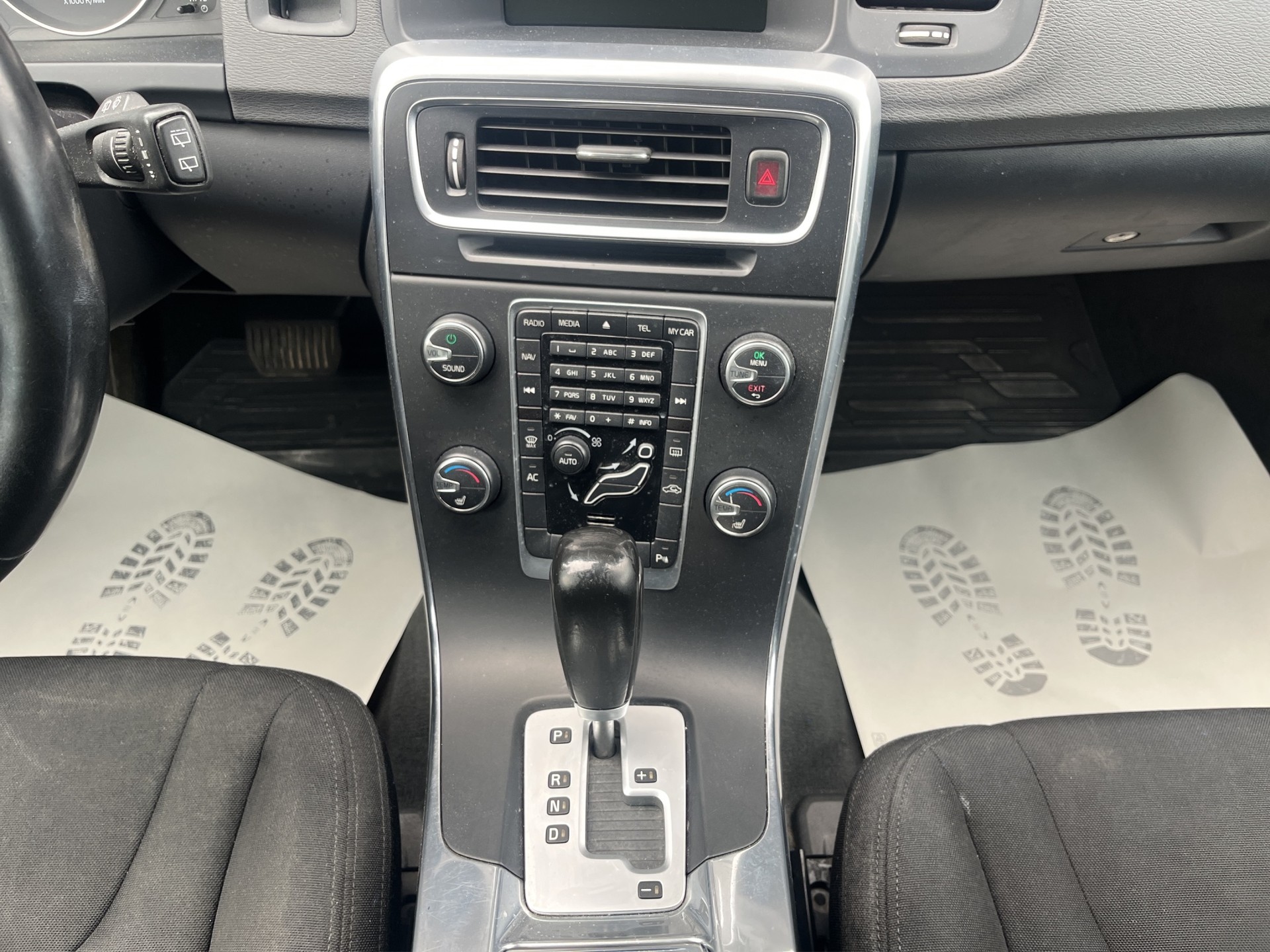 VOLVO V60 D3 Kinetic Geartronic-image-11