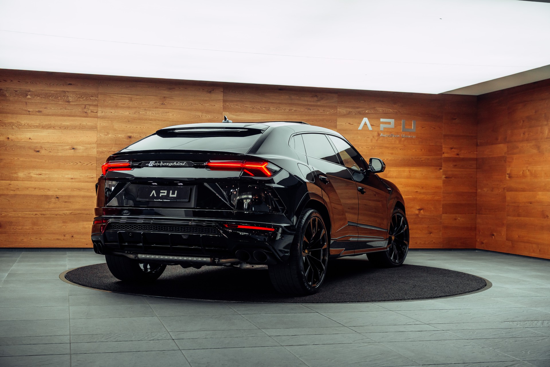 LAMBORGHINI Urus E-Gear Nero Helene-image-26