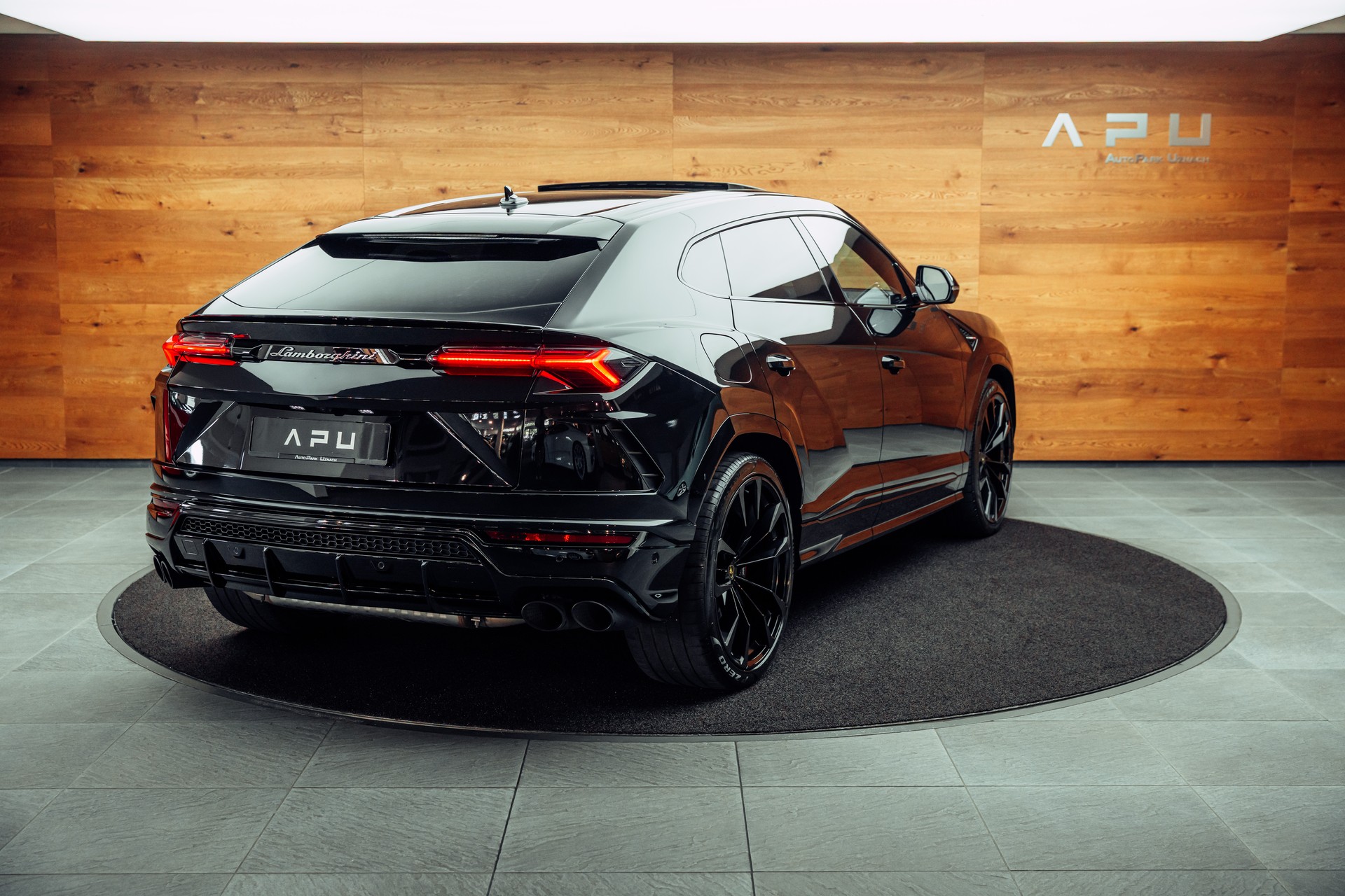 LAMBORGHINI Urus E-Gear Nero Helene-showroom-element-1