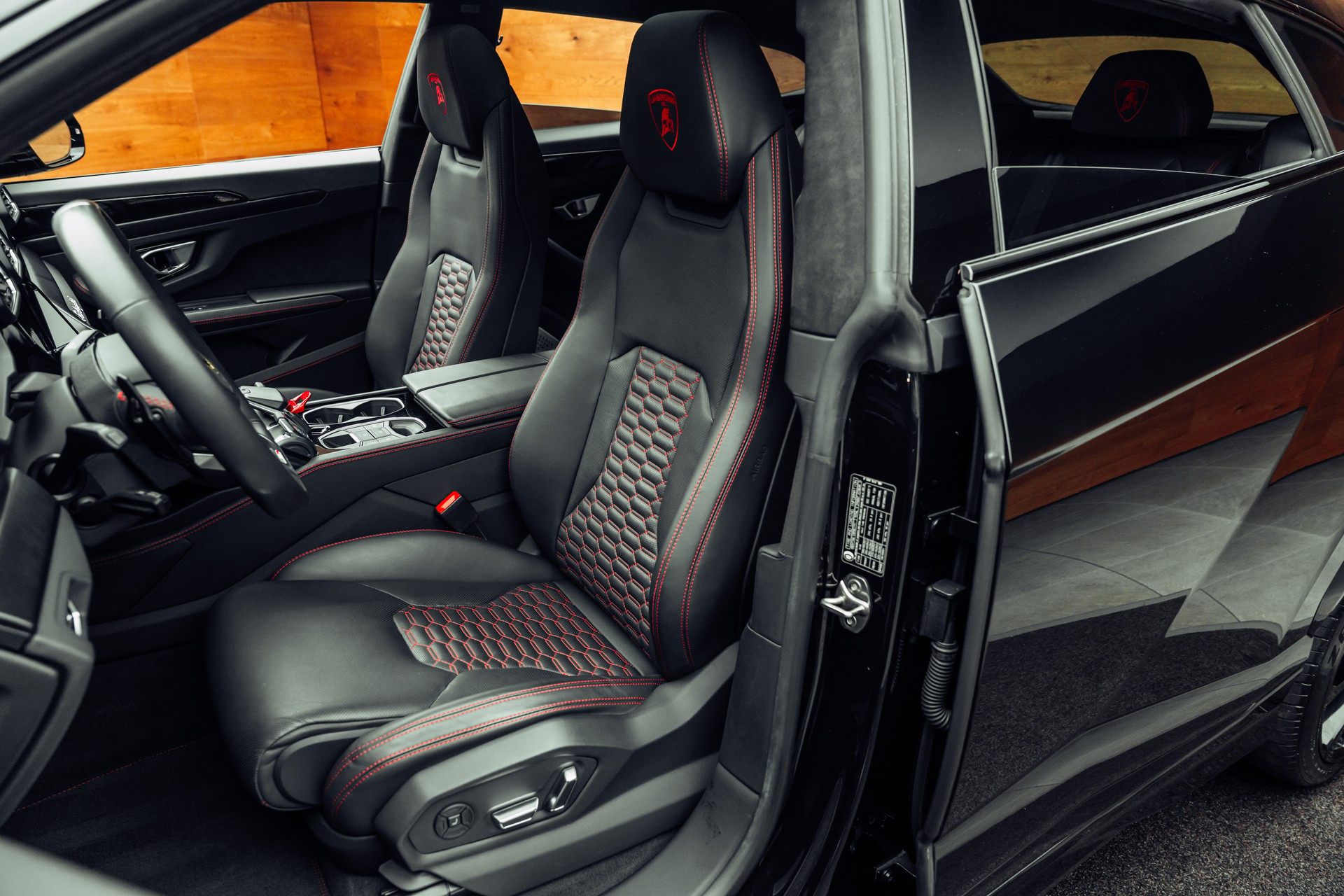 LAMBORGHINI Urus E-Gear Nero Helene-image-6