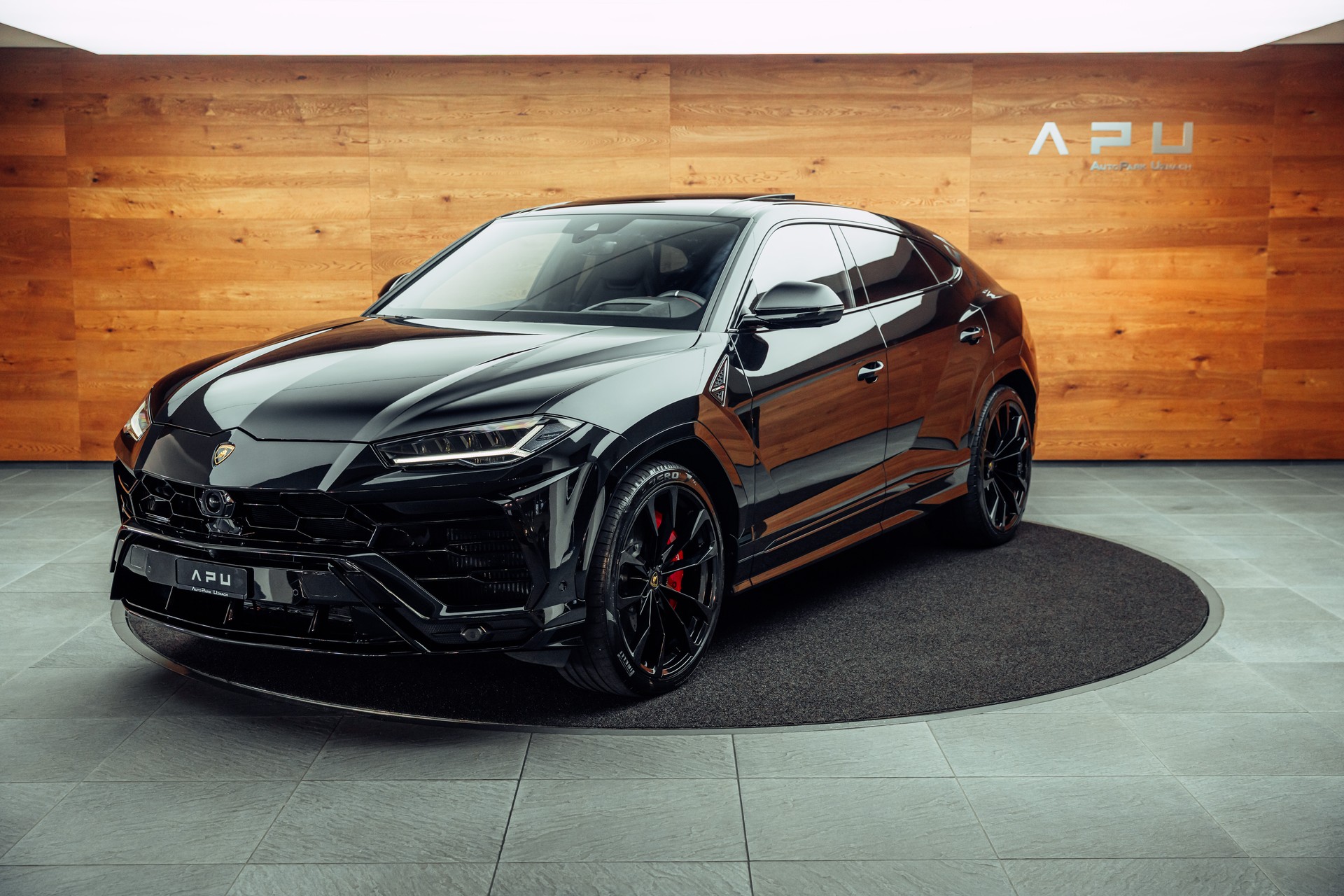 LAMBORGHINI Urus E-Gear Nero Helene-showroom-element-3