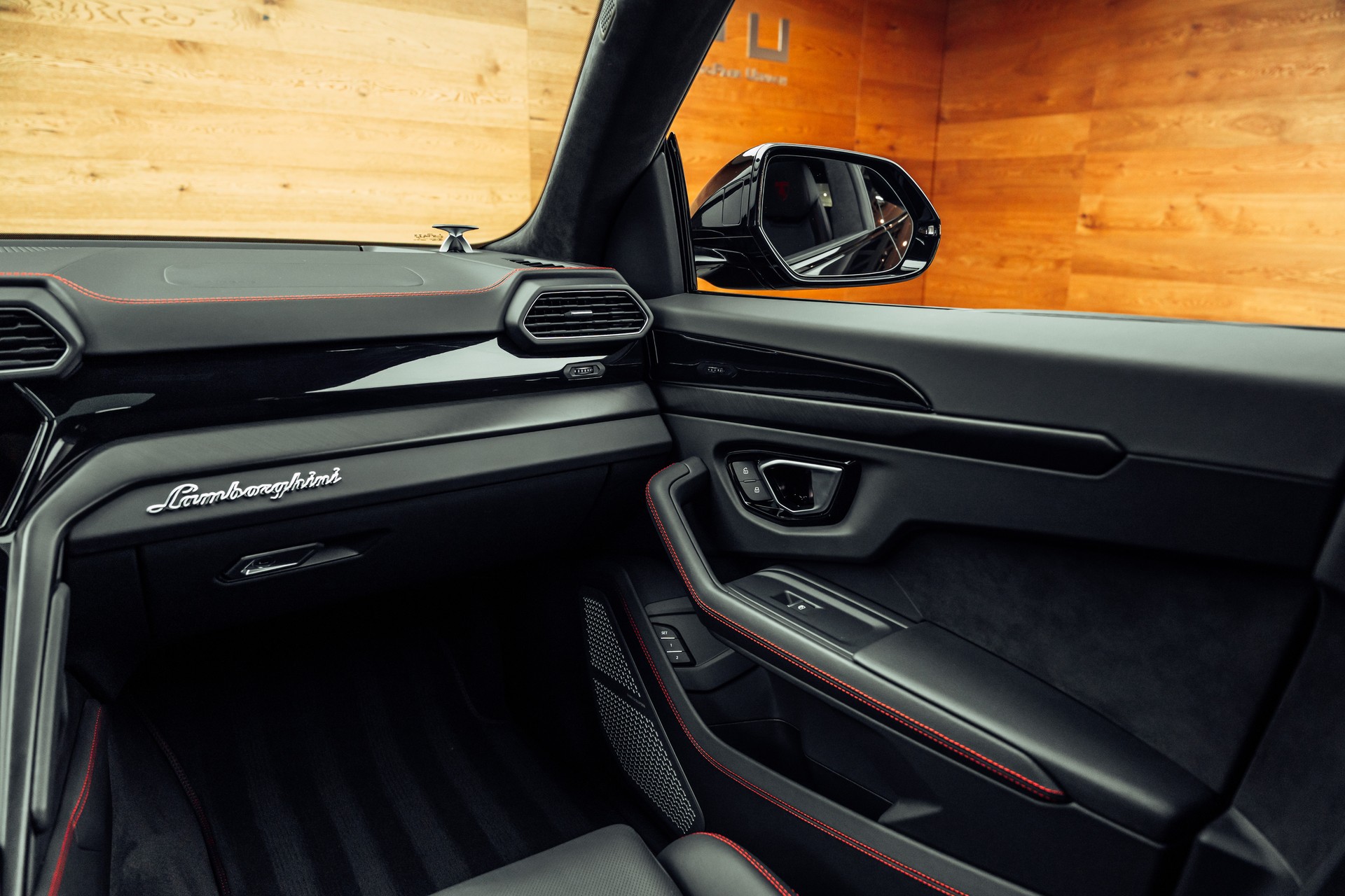 LAMBORGHINI Urus E-Gear Nero Helene-image-13
