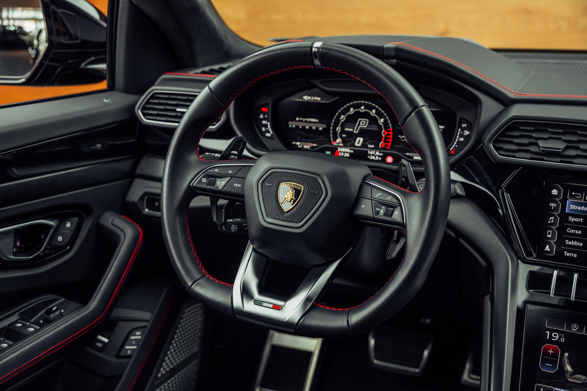 LAMBORGHINI Urus E-Gear Nero Helene-image-21