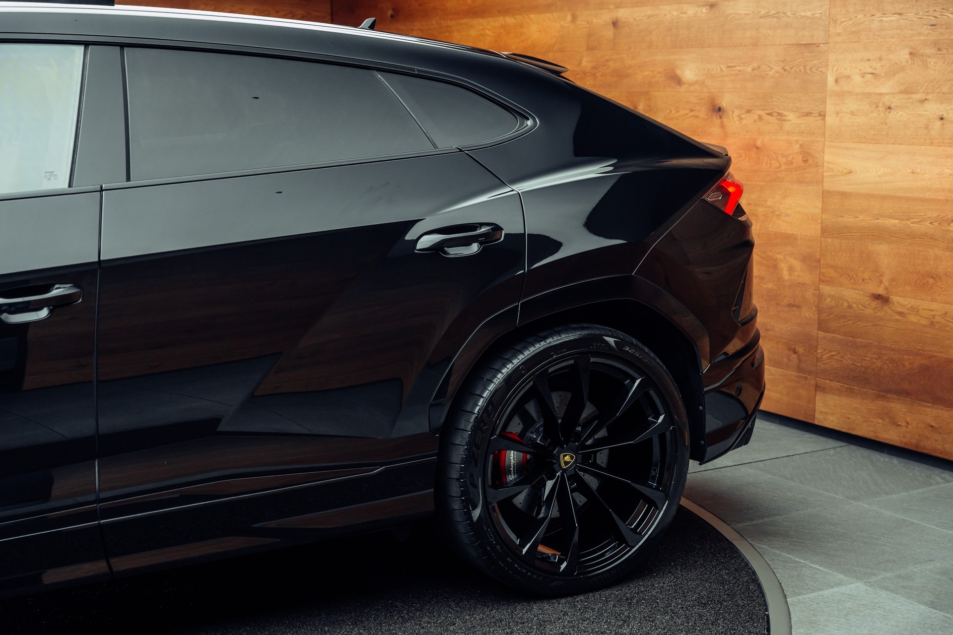 LAMBORGHINI Urus E-Gear Nero Helene-image-28