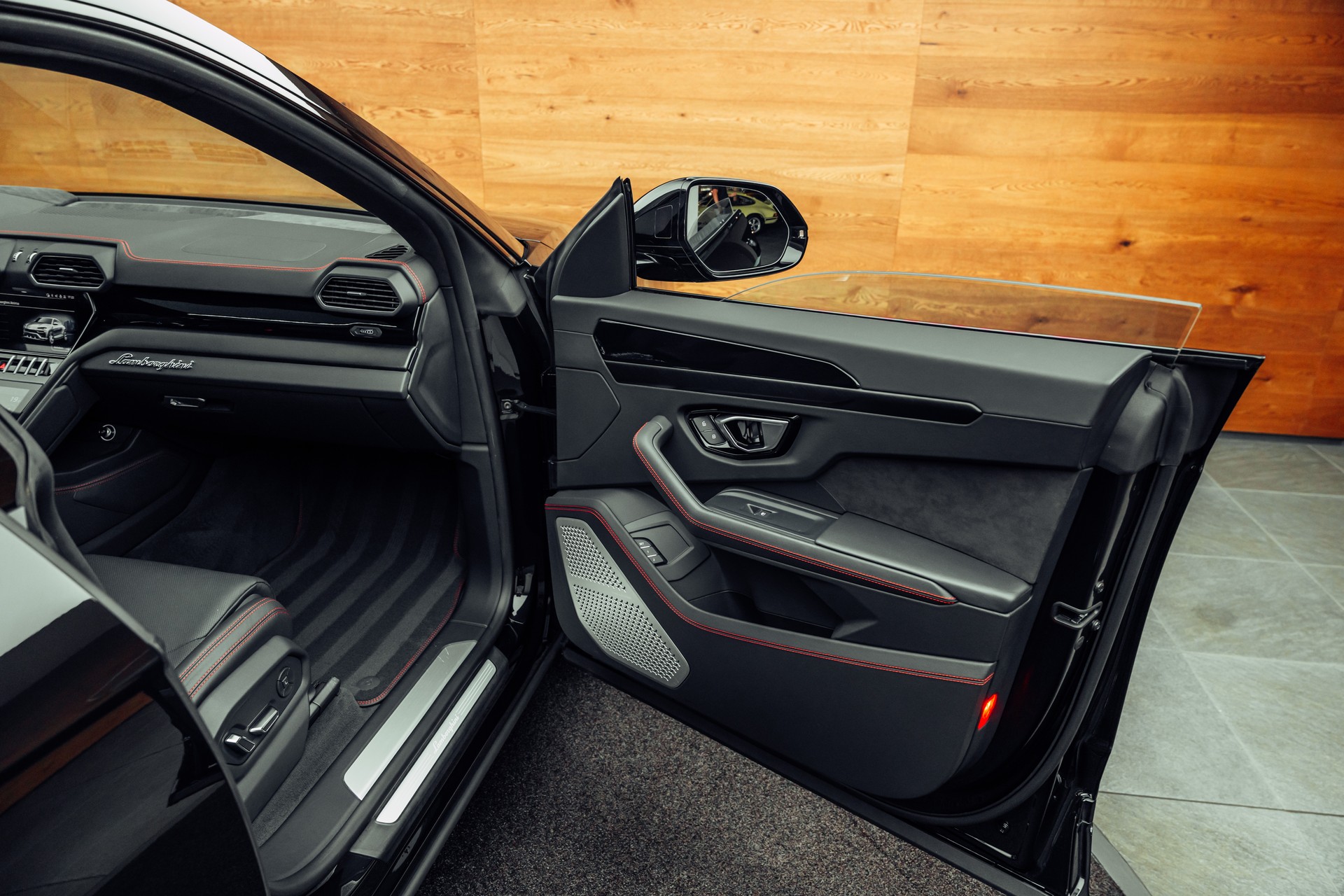 LAMBORGHINI Urus E-Gear Nero Helene-image-23