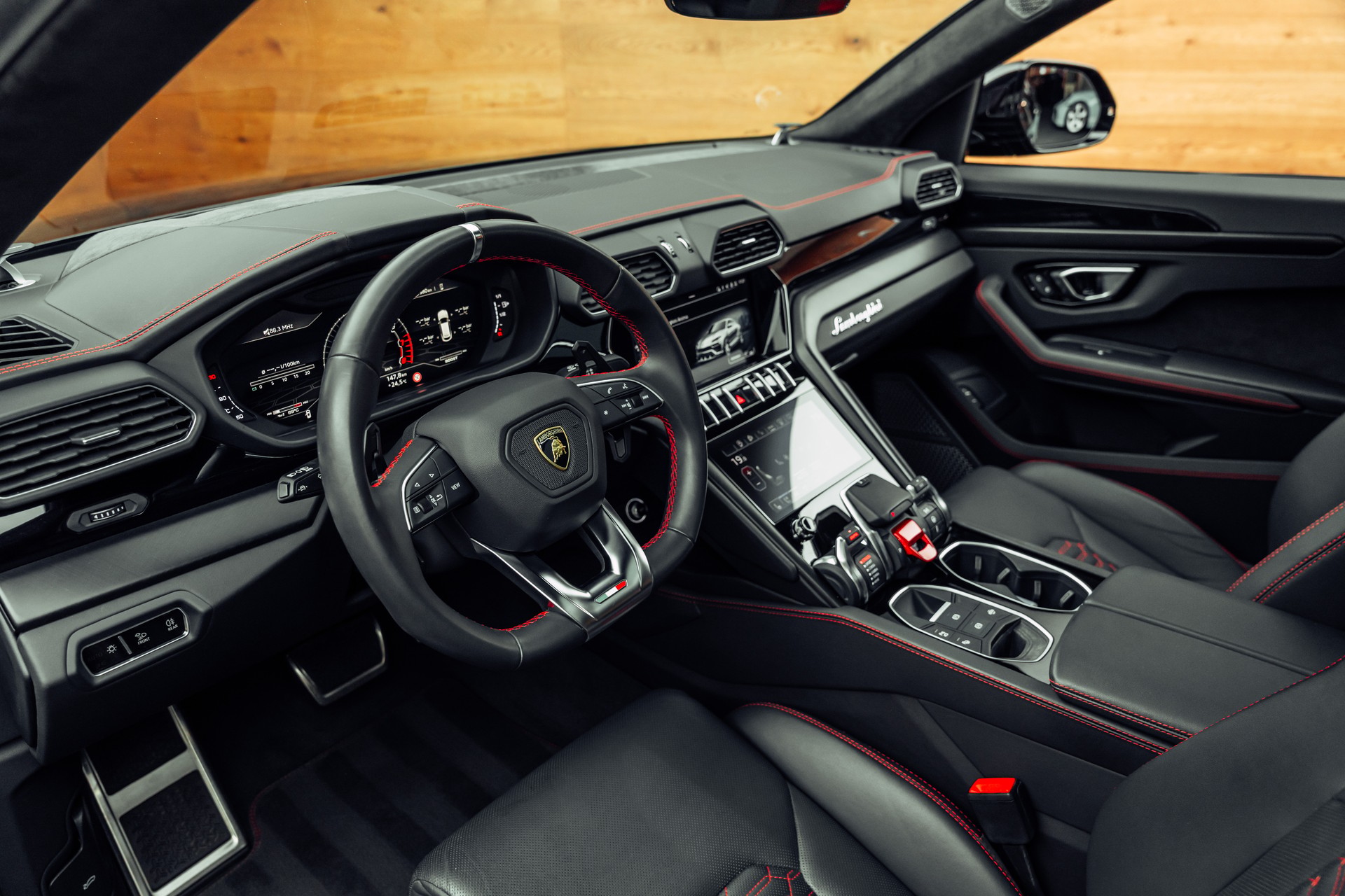 LAMBORGHINI Urus E-Gear Nero Helene-image-18