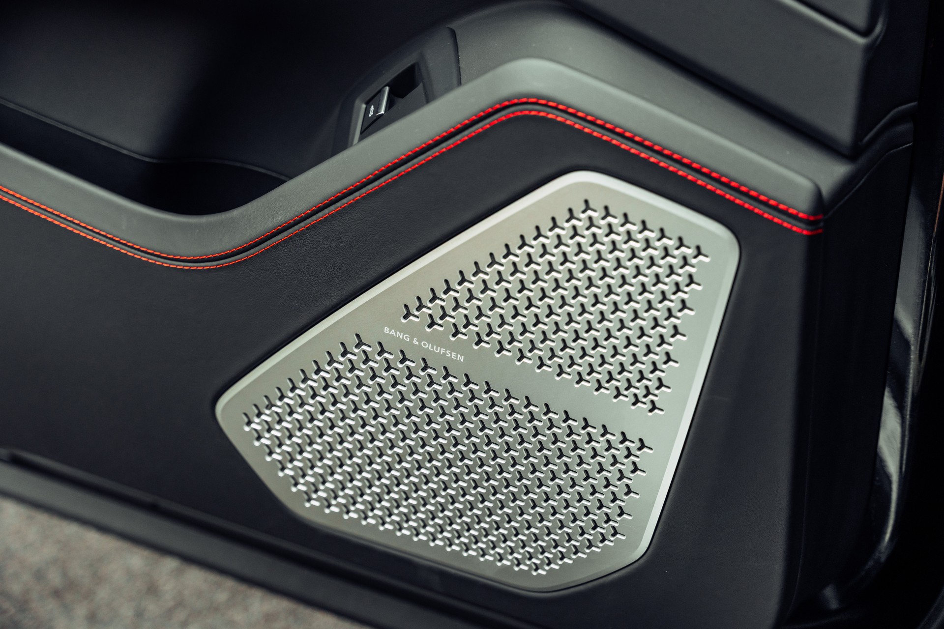 LAMBORGHINI Urus E-Gear Nero Helene-image-14