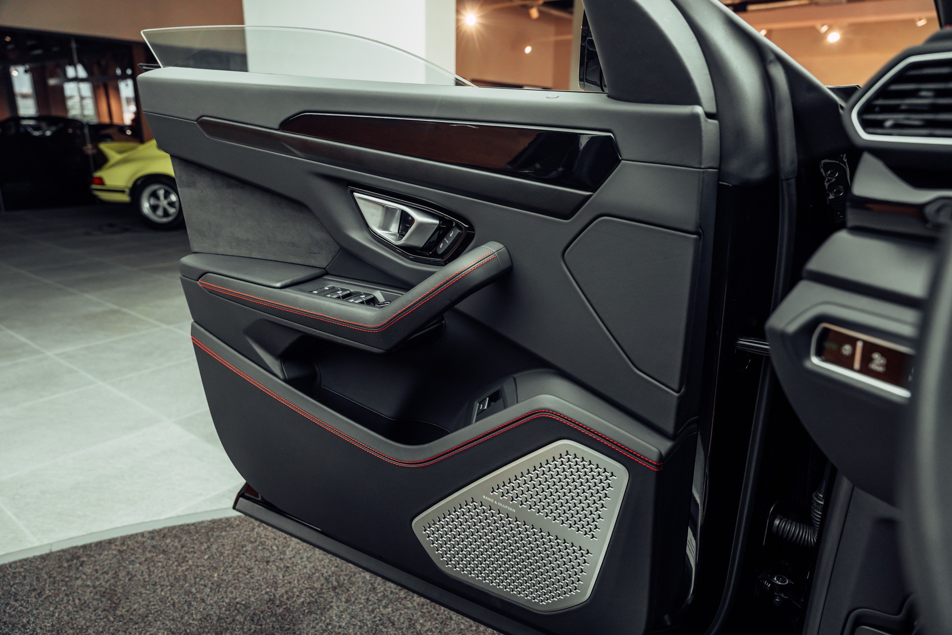 LAMBORGHINI Urus E-Gear Nero Helene-image-16