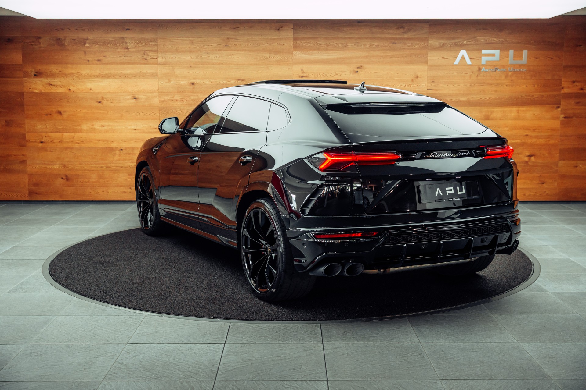 LAMBORGHINI Urus E-Gear Nero Helene-showroom-element-2