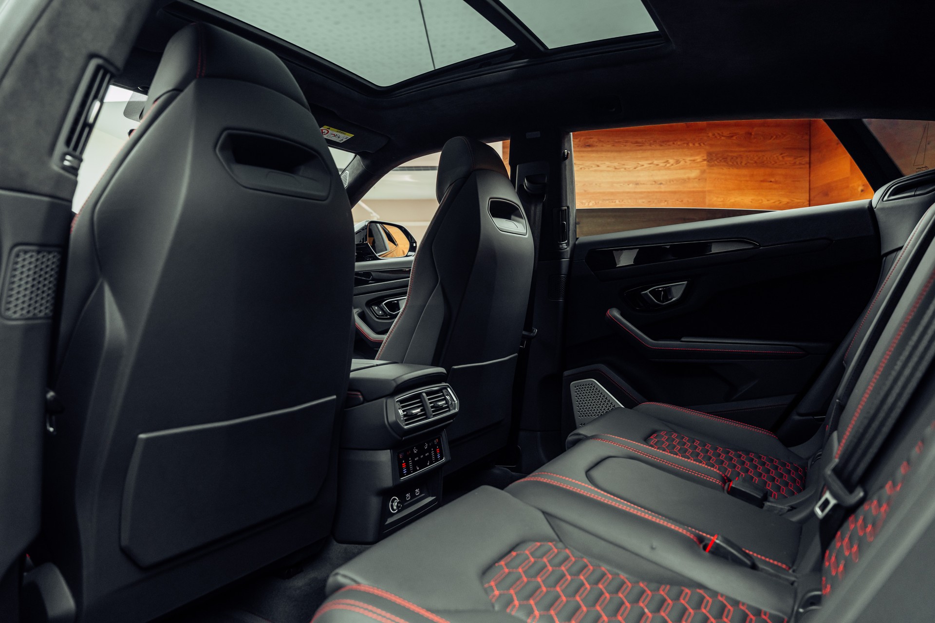 LAMBORGHINI Urus E-Gear Nero Helene-image-9