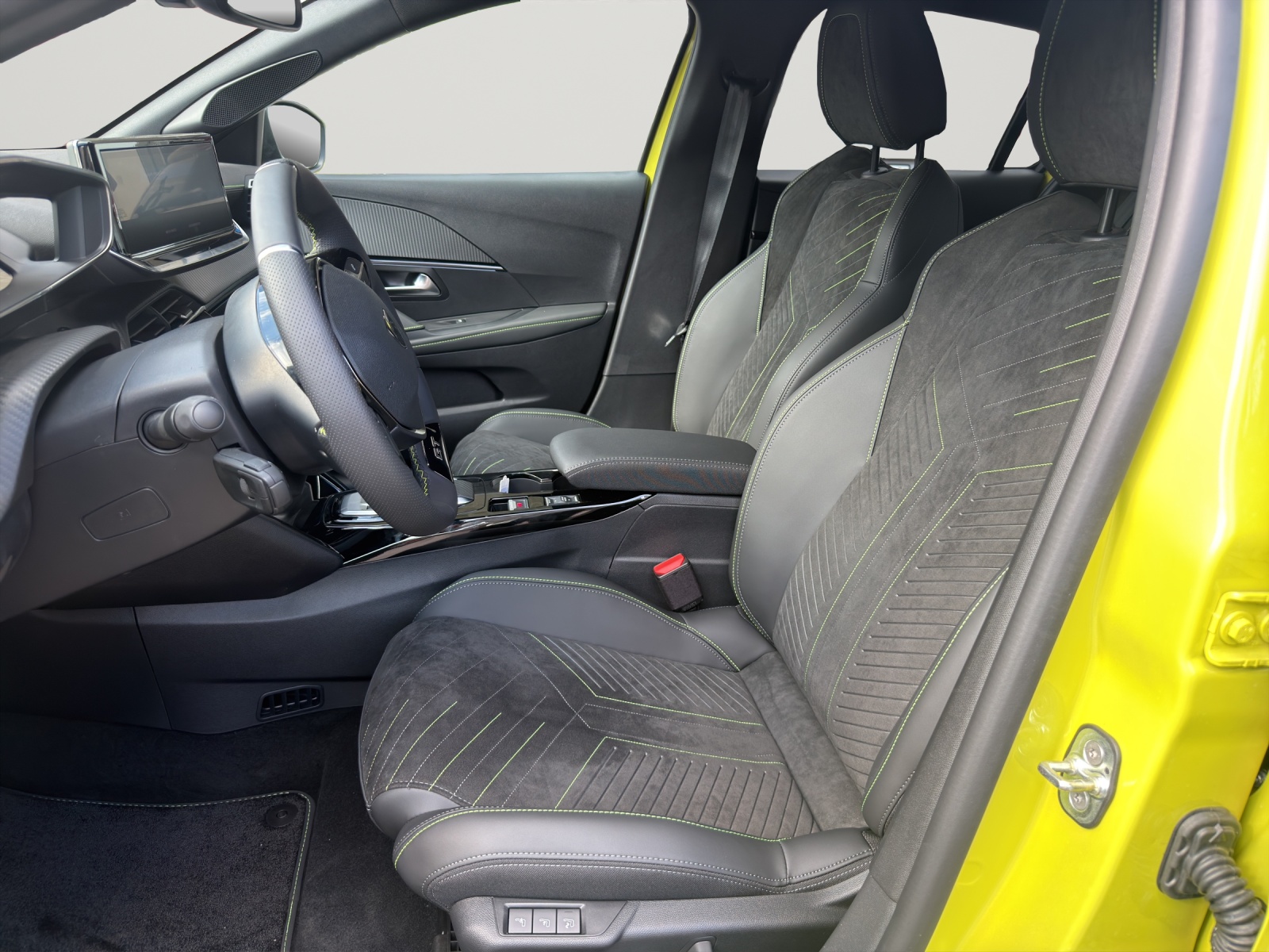 PEUGEOT 208 NEW 1.2 MHEV 145 GT-image-4