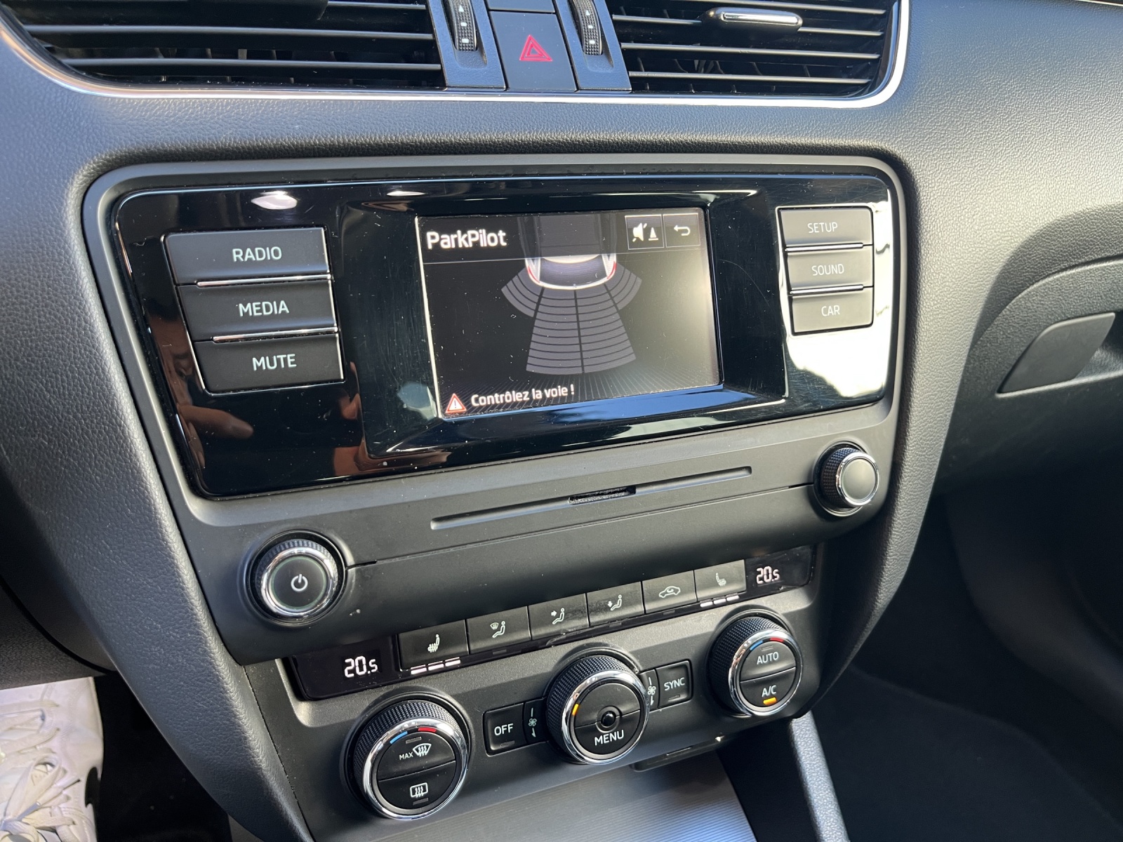 SKODA Octavia Combi 2.0 TDI Style-image-17