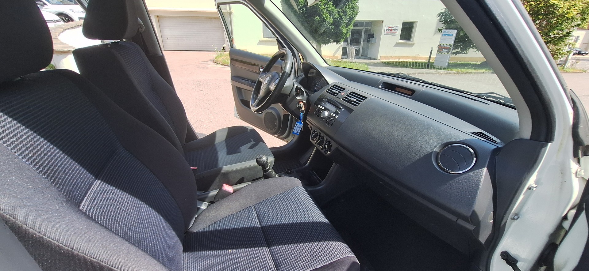 SUZUKI Swift 1.3i 16V GL Top 4x4-image-12
