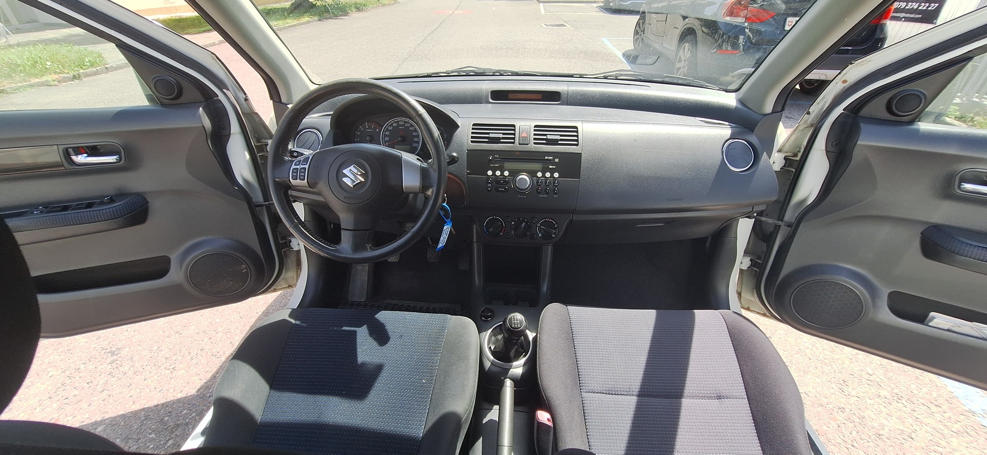 SUZUKI Swift 1.3i 16V GL Top 4x4-image-22