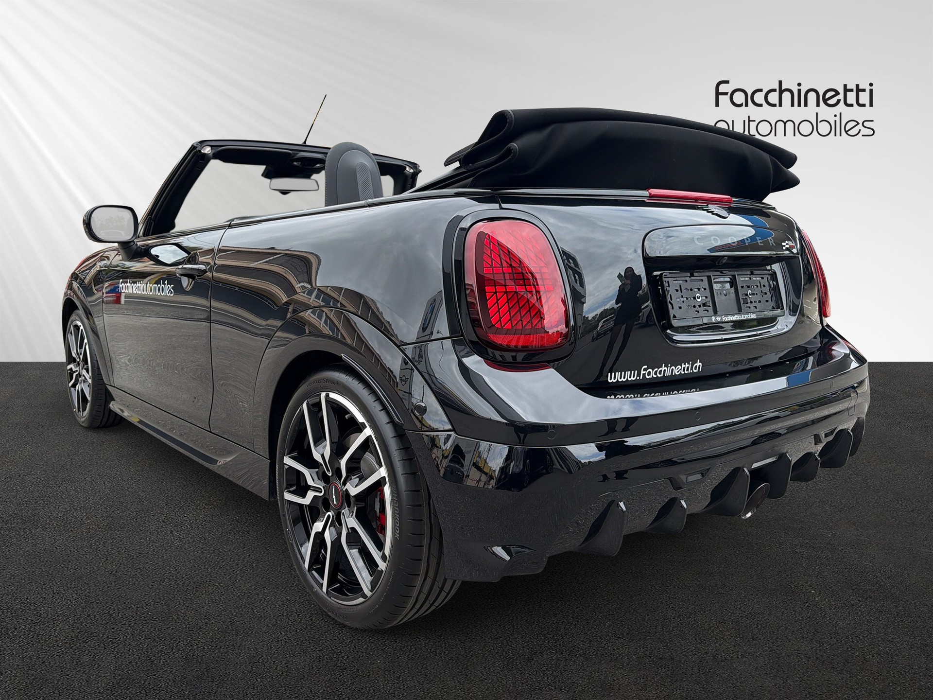 MINI Cooper John Cooper Works Cabriolet DKG-showroom-element-2