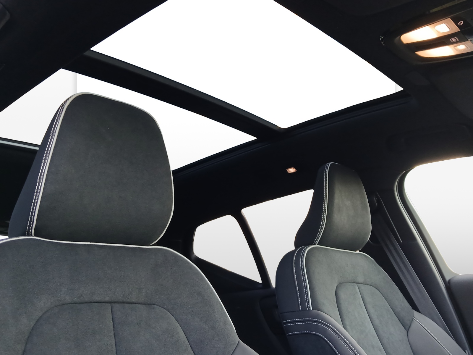 VOLVO EX40 Twin Performance Ultra AWD-image-17