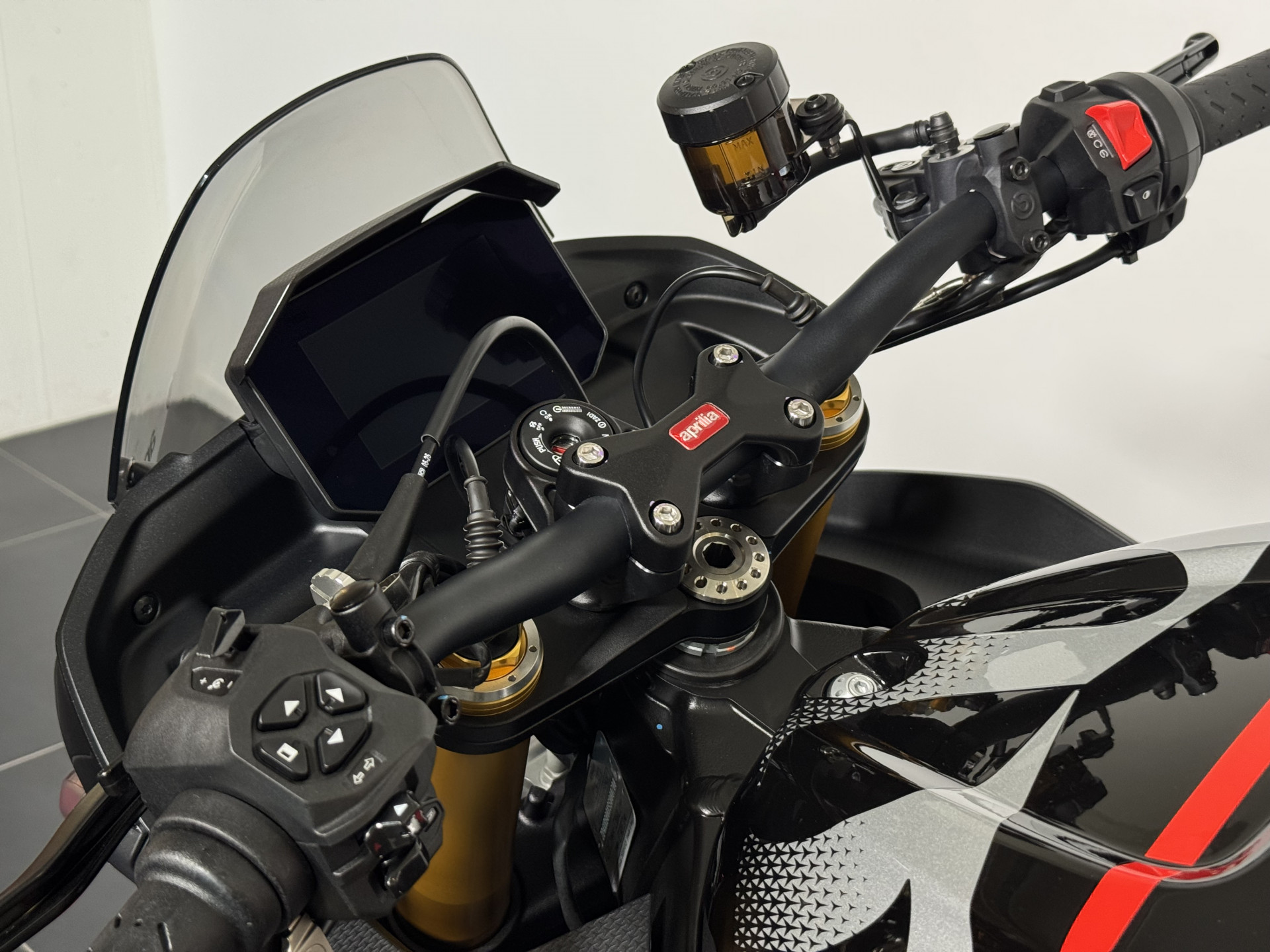 APRILIA Tuono V4 1100 Factory-image-6